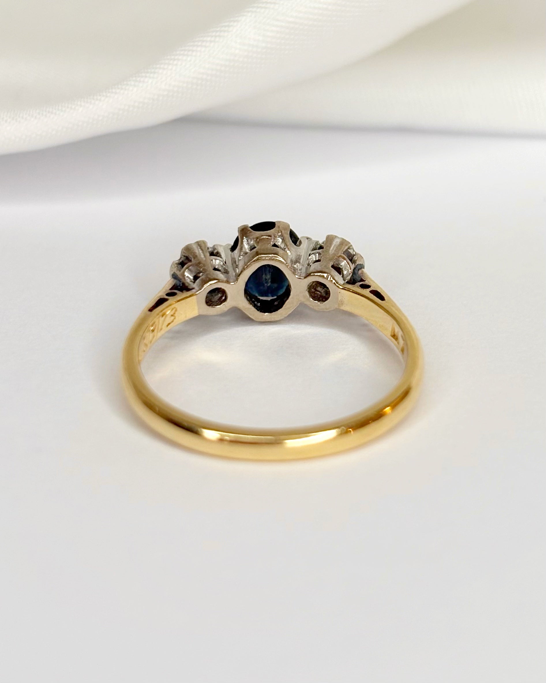 Bague Trilogie Saphir 0.80 carat & Diamants "Clarence"