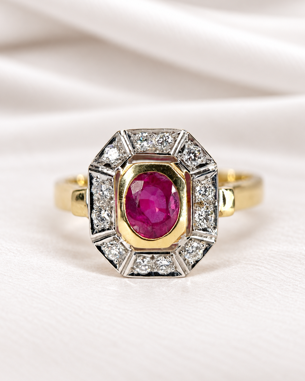 Anillo de estilo art déco con rubí de 0.85 quilates y diamantes de 0.48 quilates, 5,43 g «Maya»