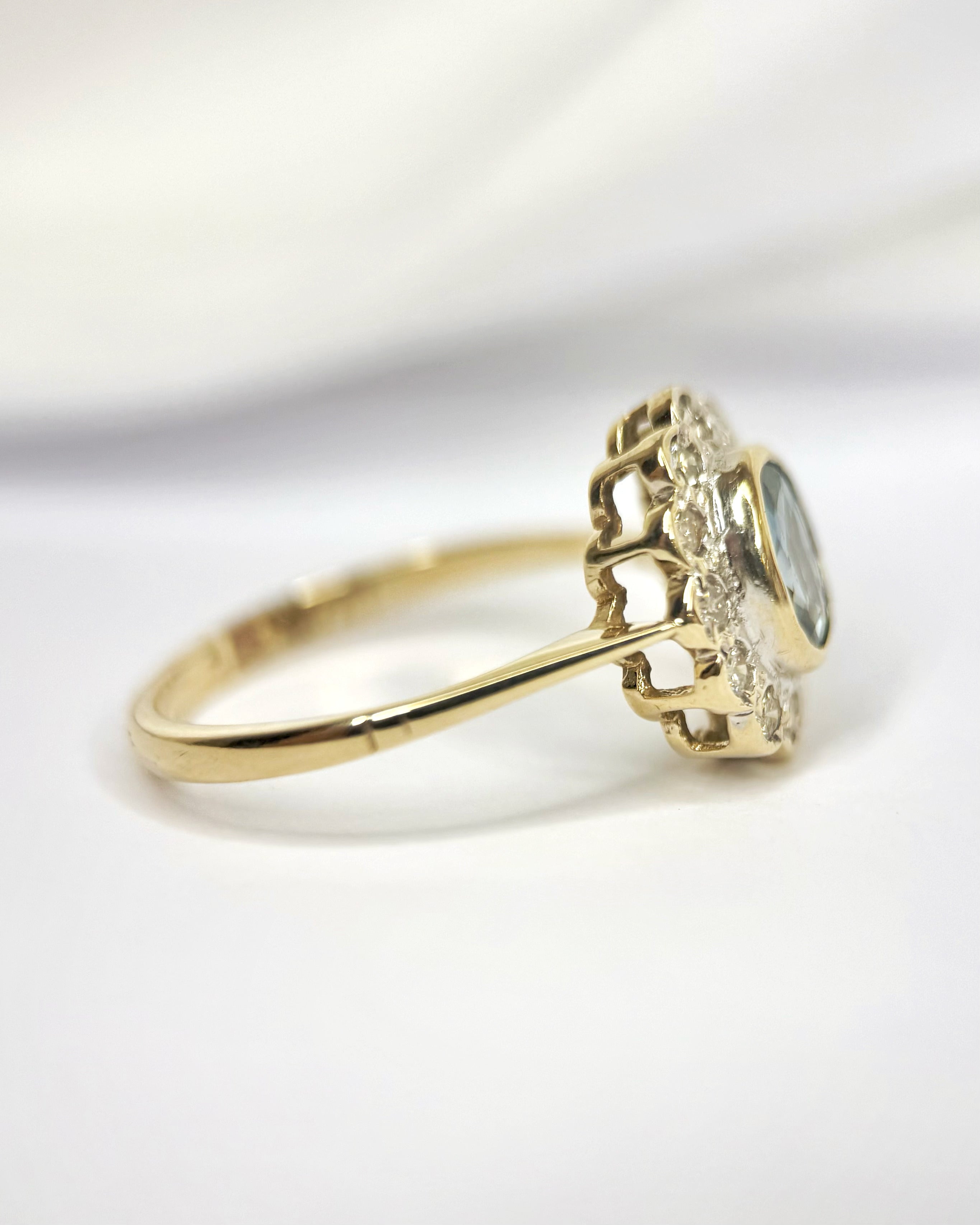 Anillo margarita de zafiro de 0,77 quilates y diamantes de 0,24 quilates «Solène»