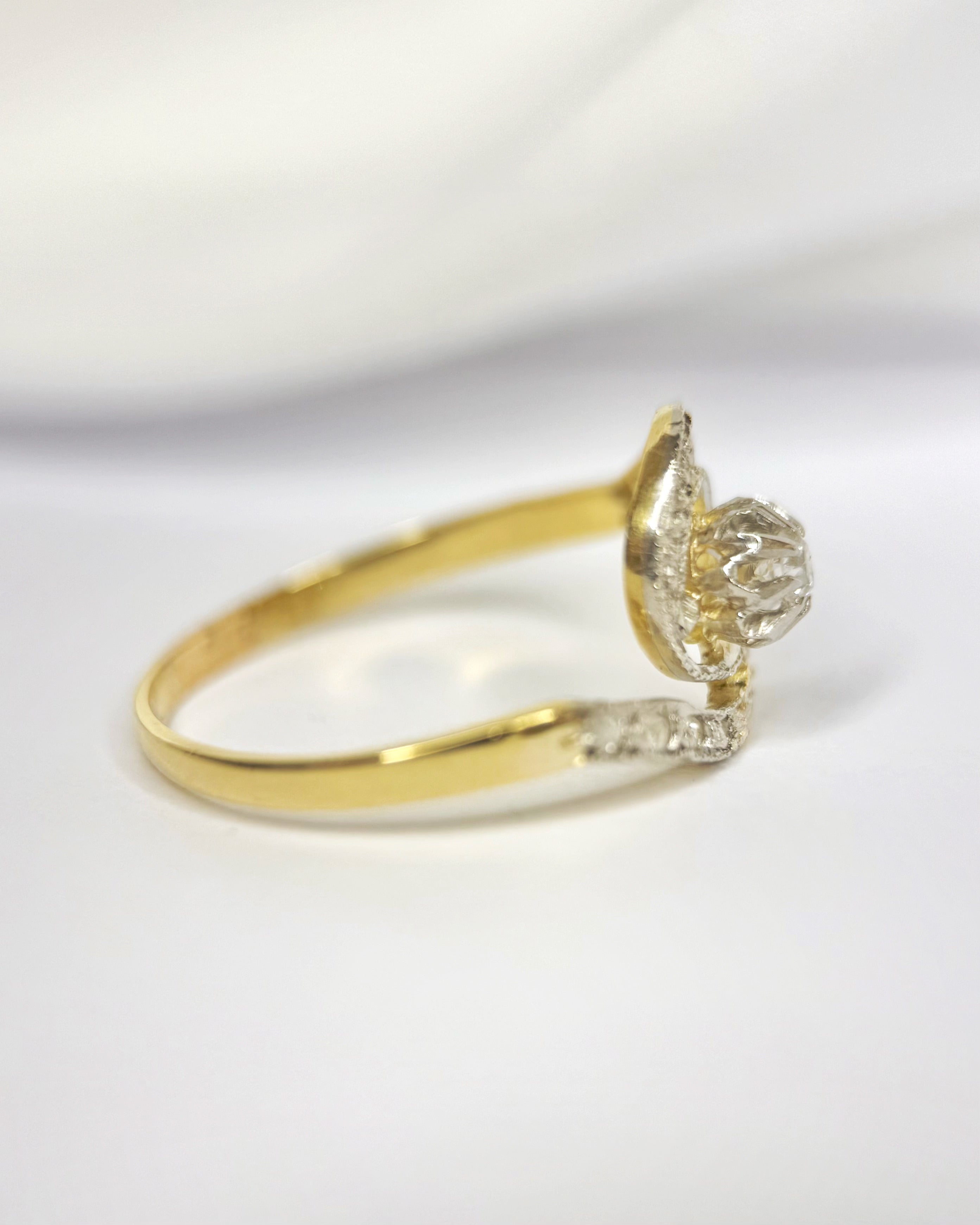 Anillo Art Déco de espiral con diamantes «Amina»
