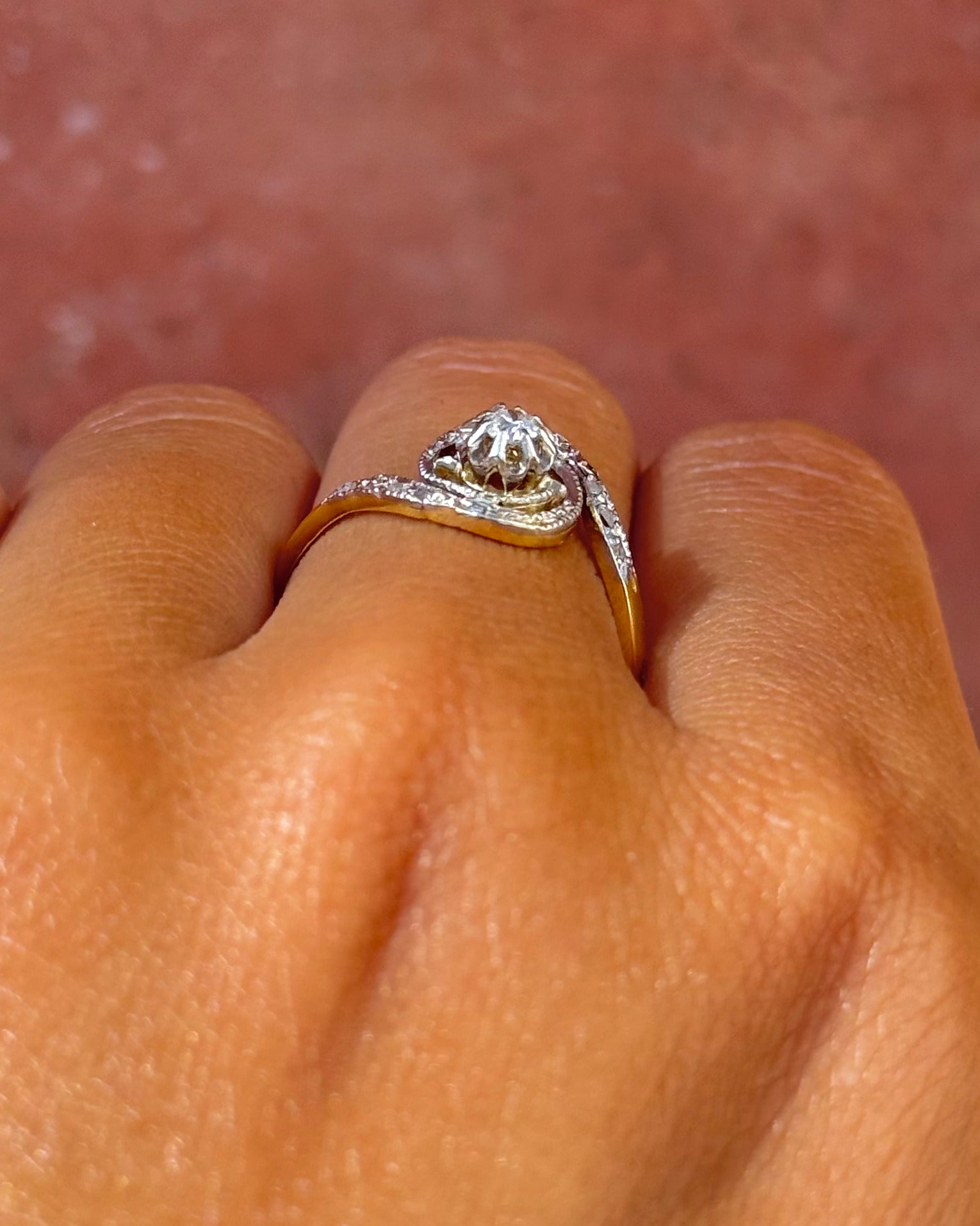 Anillo Art Déco de espiral con diamantes «Amina»