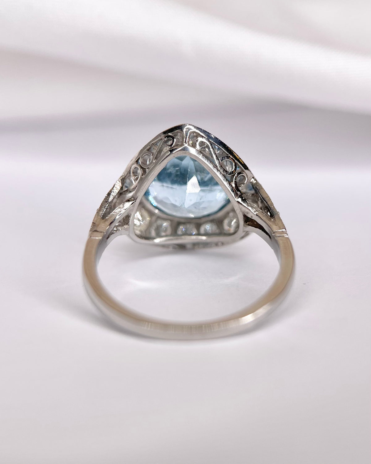 Anillo de estilo art déco con aguamarina de 3.88 quilates y diamantes de 0.49 quilates «Ariette»