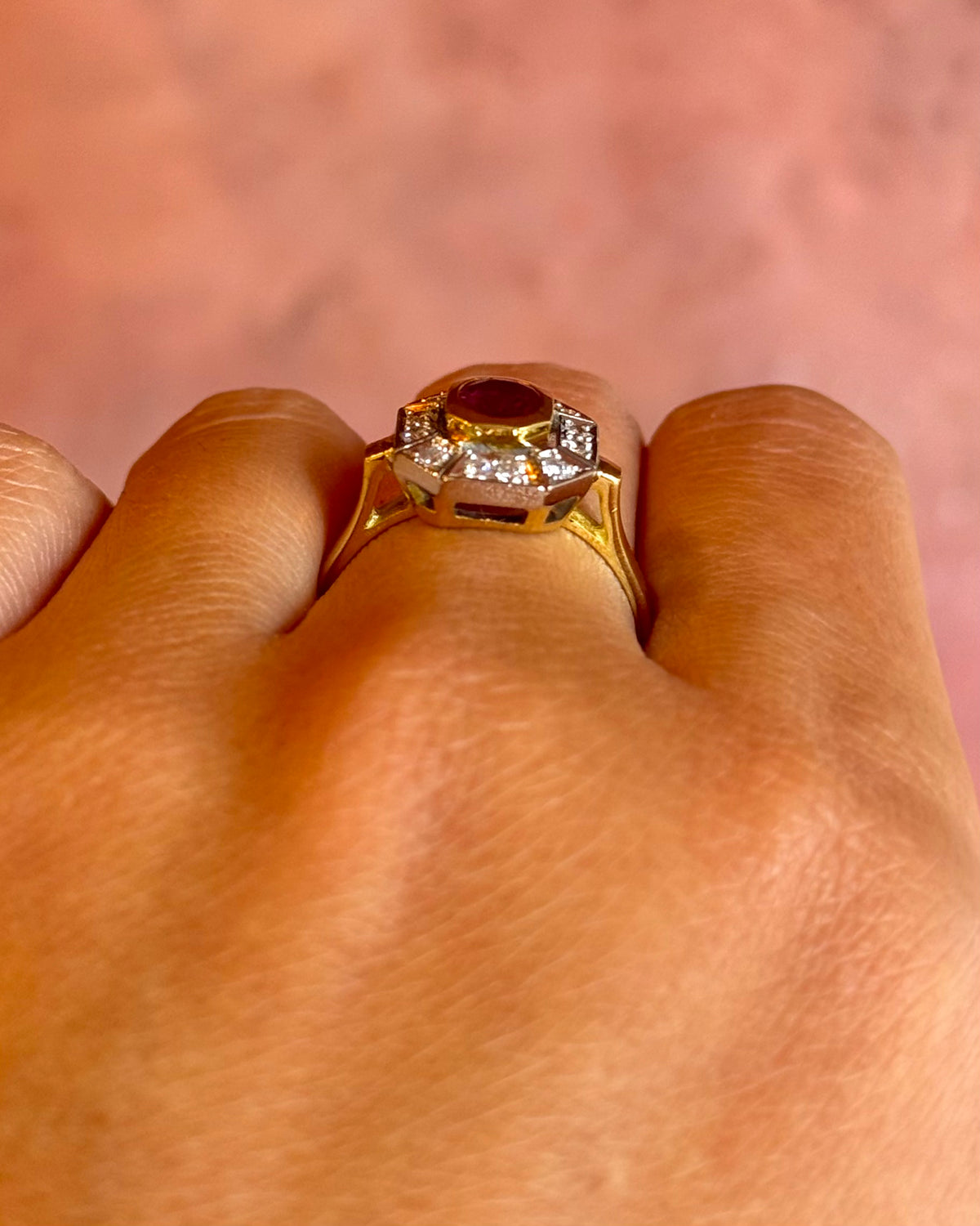 Anillo de estilo art déco con rubí de 0.85 quilates y diamantes de 0.48 quilates, 5,43 g «Maya»