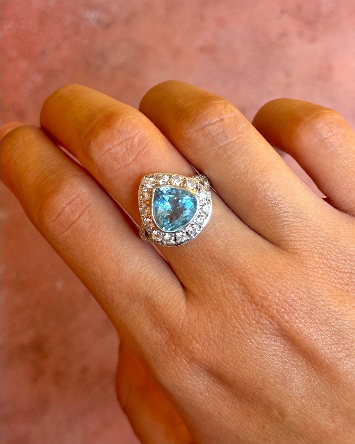 Anillo de estilo art déco con aguamarina de 3.88 quilates y diamantes de 0.49 quilates «Ariette»
