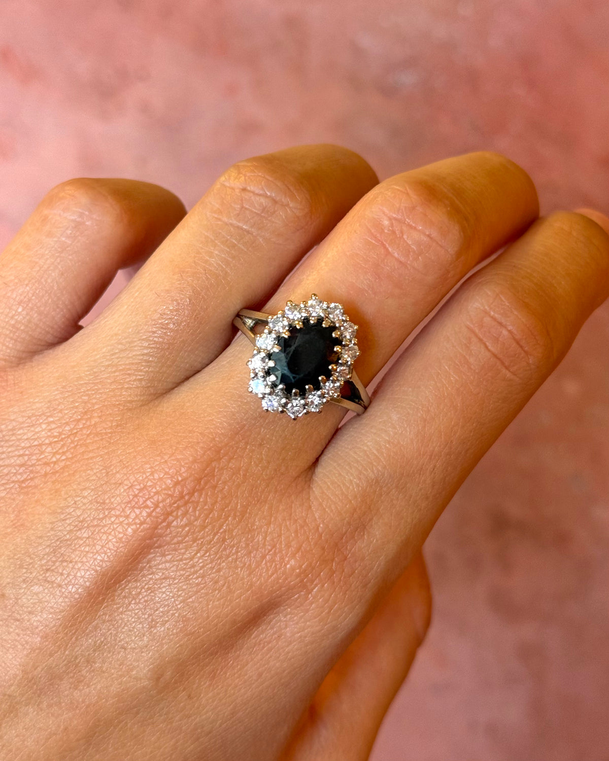 Anillo Margarita de zafiro de 2.50 quilates y diamantes de 0.98 quilates, 6,83 g «Jessica»