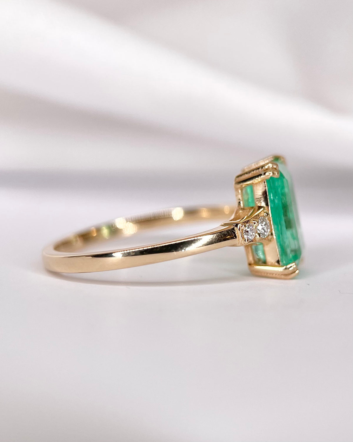 Bague Trilogie Émeraude Colombienne 2.40 carats & Diamants "Alisée"