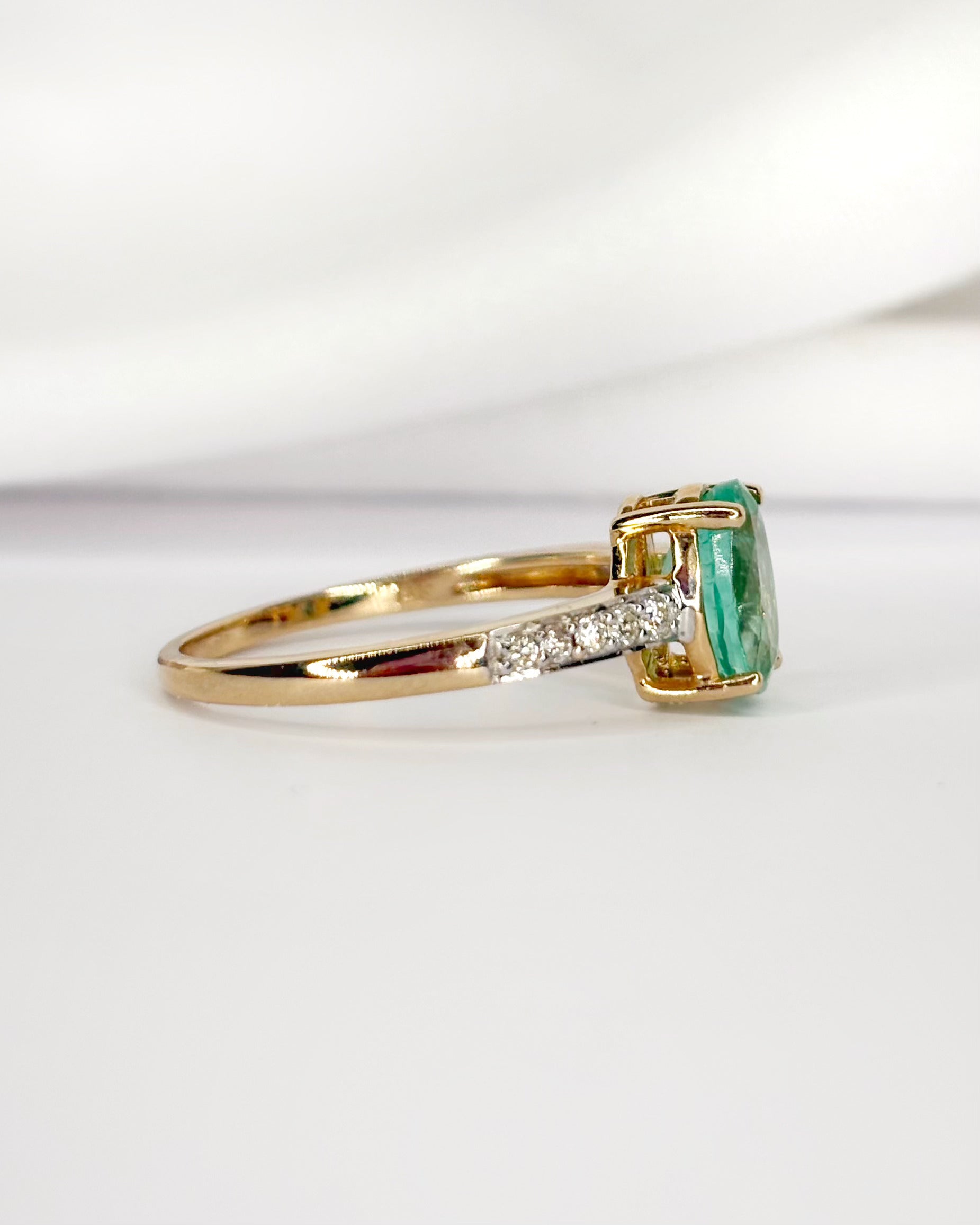 Bague Solitaire Émeraude 1.30 carat & Diamants "Safina"