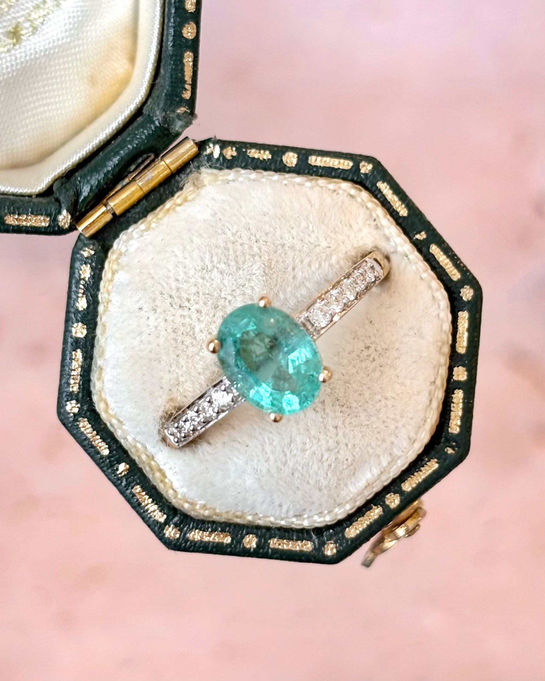 Bague Solitaire Émeraude 1.30 carat & Diamants "Safina"