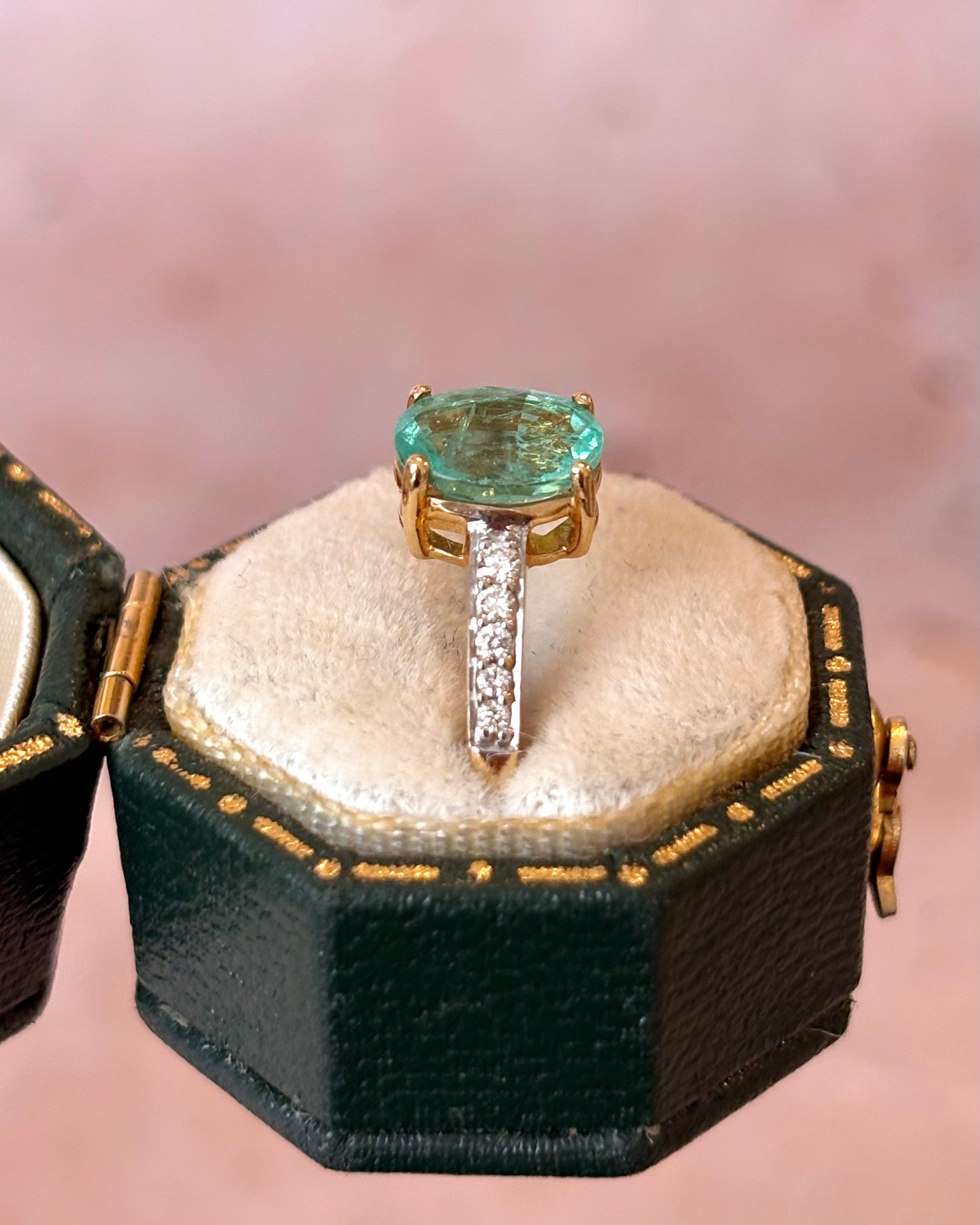Bague Solitaire Émeraude 1.30 carat & Diamants "Safina"