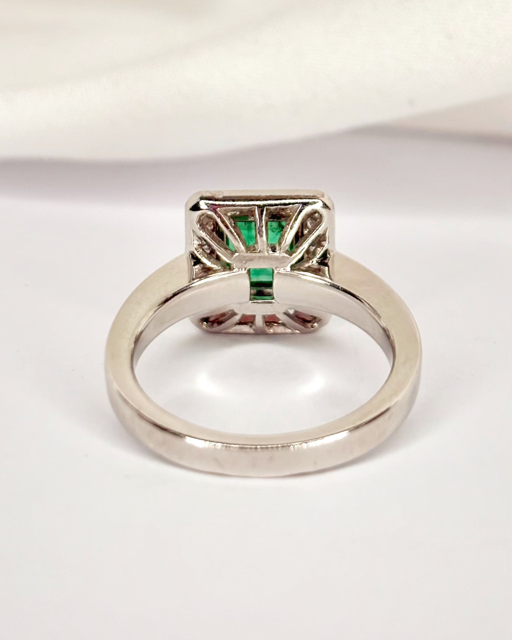 Anillo estilo Art Déco con esmeralda de 0,90 quilates y diamantes de 0,50 quilates "Viviana"