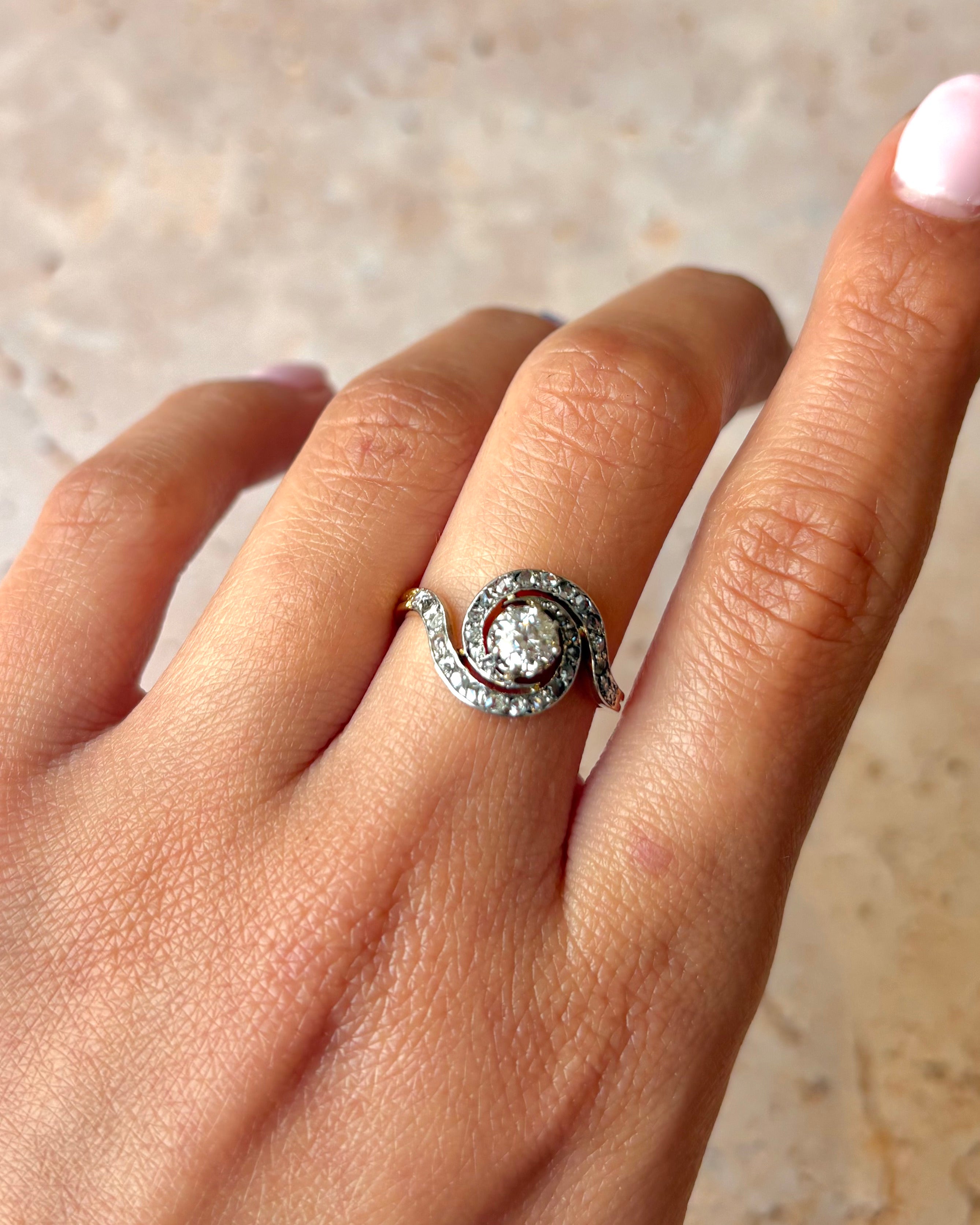 Bague Tourbillon Style Art Nouveau Diamants 0.50 carat "Melodie" - Elliade Paris