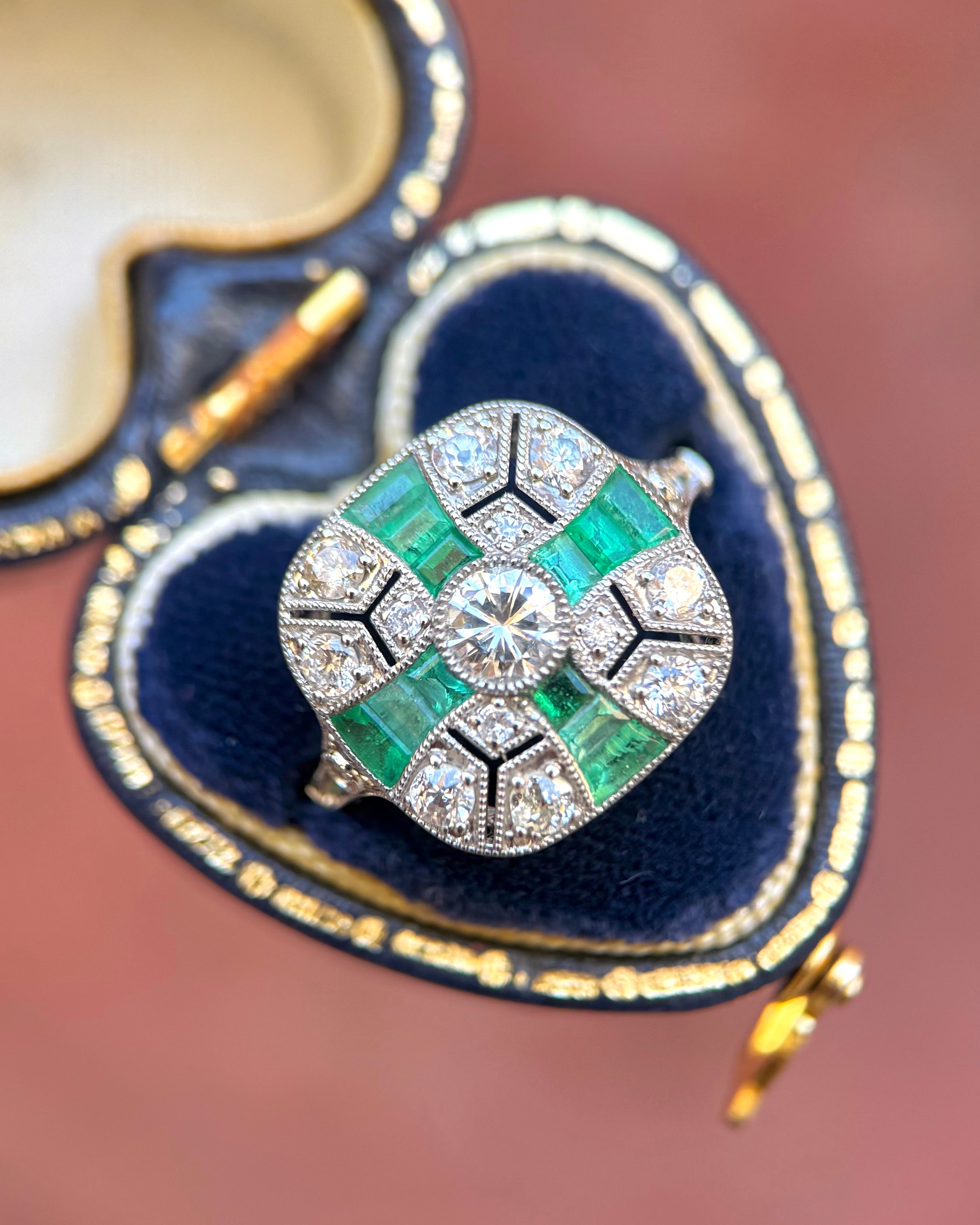 Anillo de estilo Art Déco con esmeraldas de 0,45 quilates y diamantes de 0,82 quilates «Aliénor»