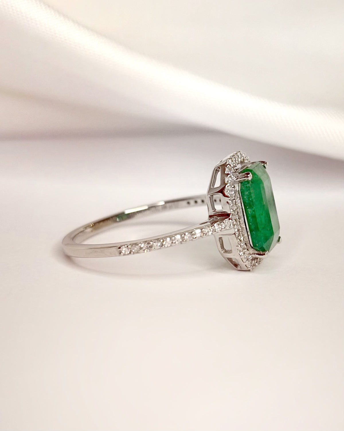Bague Style Art-Déco Émeraude 1.12 carat & Diamants 0.30 carat "Andressa"