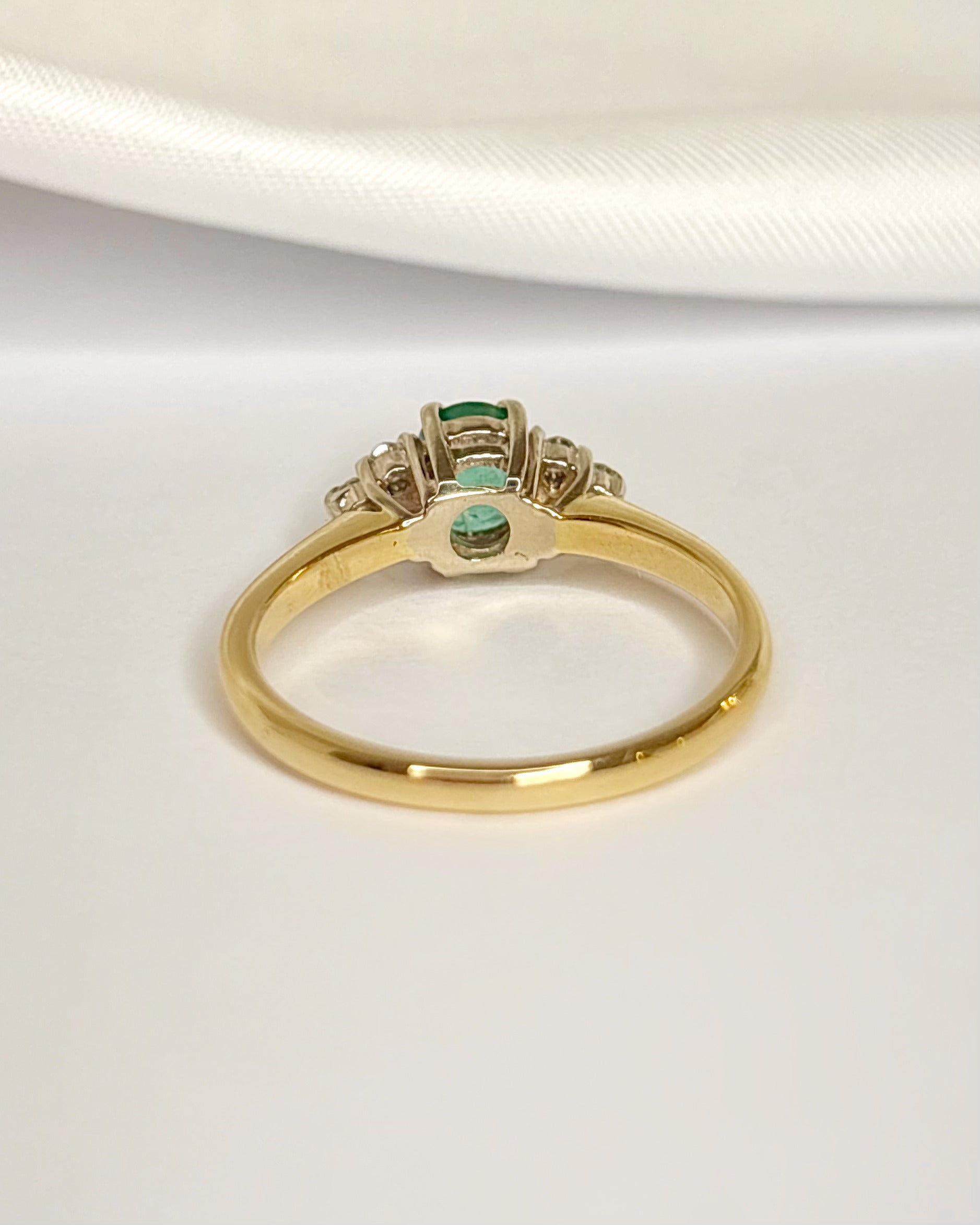 Anillo trilogía de esmeralda y diamantes «Jessy»