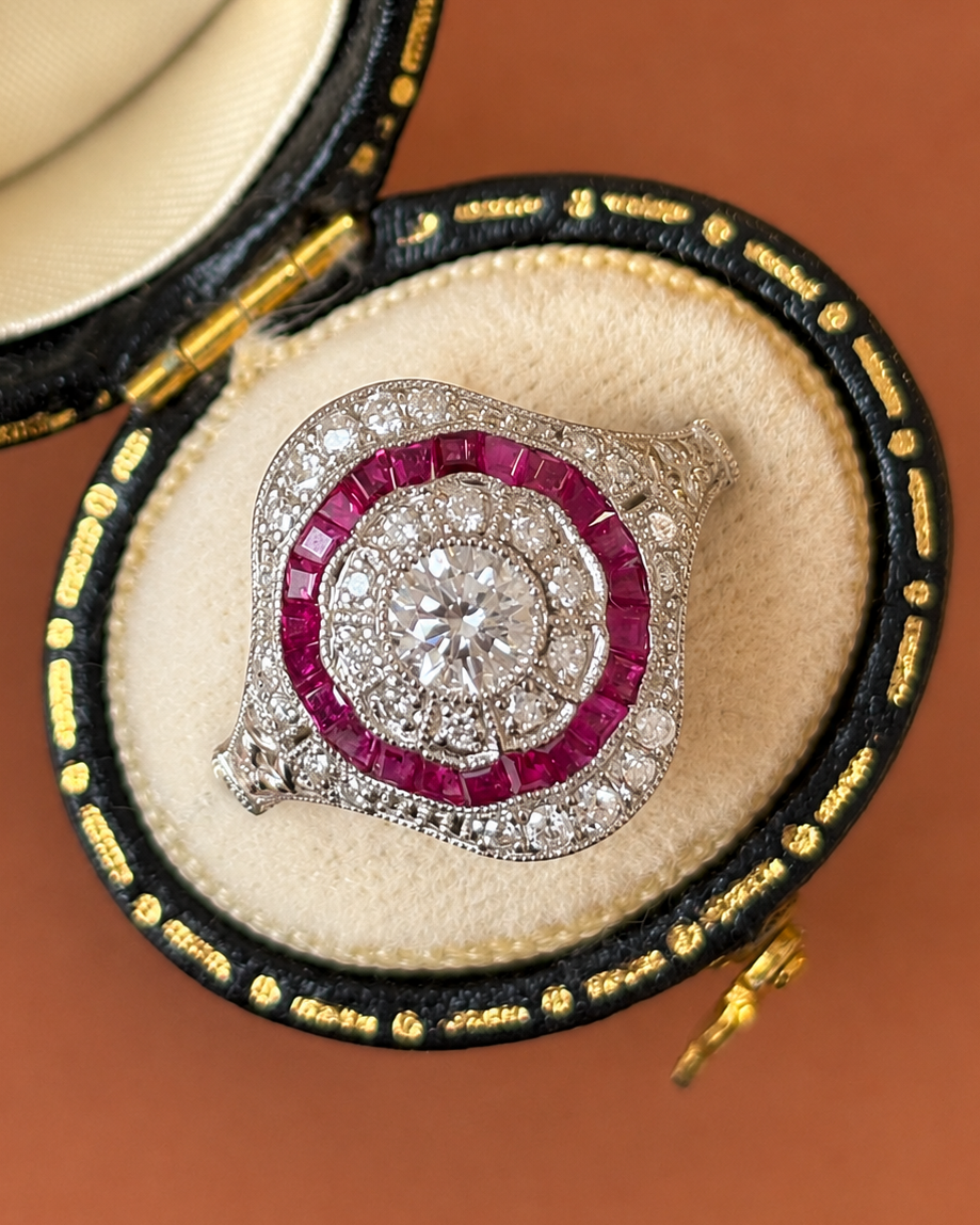 Anillo Art Déco de rubí de 1,15 quilates y diamantes de 0,68 quilates «Aline»