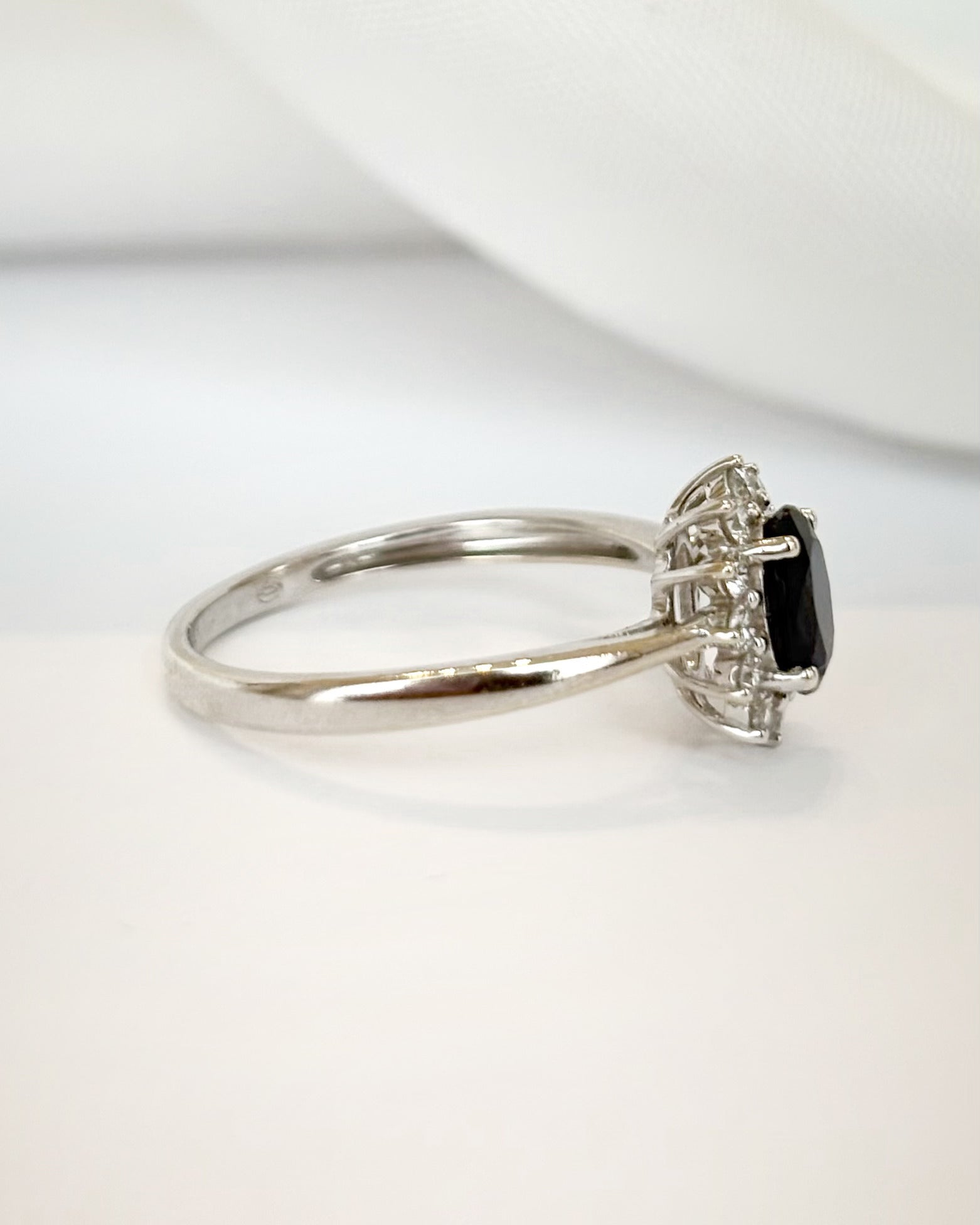 Anillo margarita de zafiro de 0,60 quilates y diamantes «Loïs»