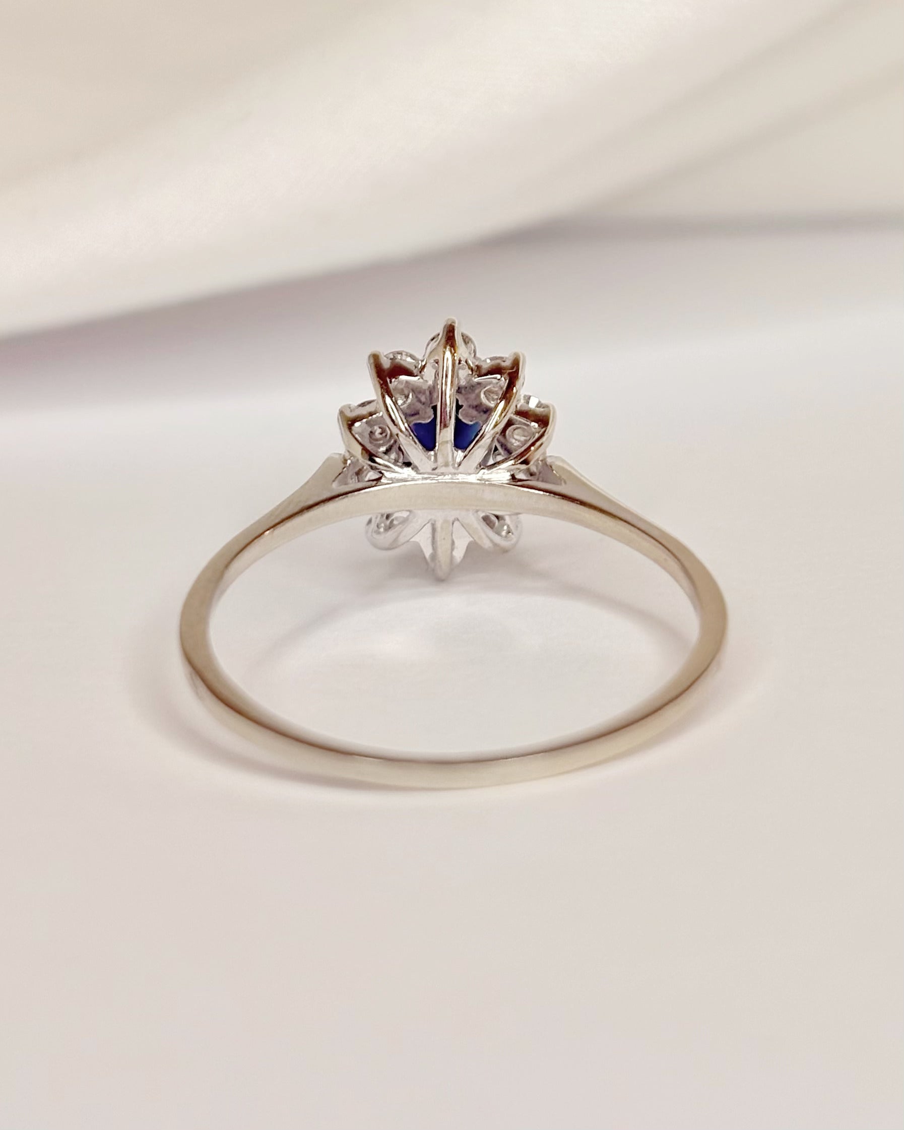 Anillo Marguerite Zafiro y Diamantes 0,40 quilates "Charlize"