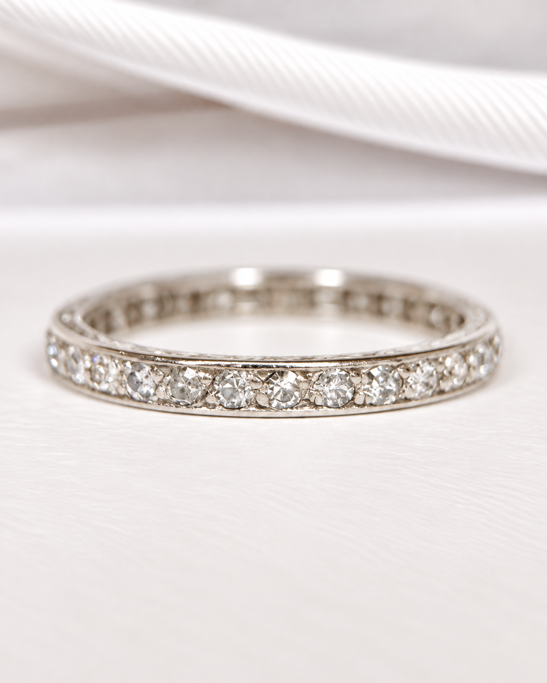 0.90 carat 2.4 mm American diamond band "Laure"