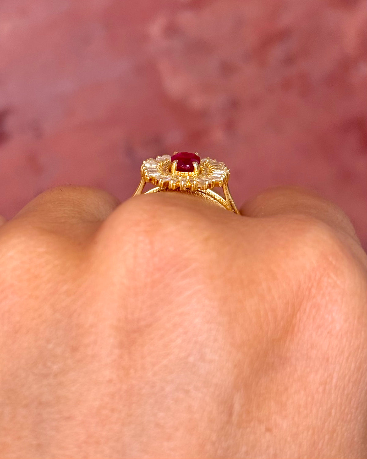 Anillo margarita de rubí mozambiqueño de 0.82 quilates y diamantes de 0.63 quilates "Biena"