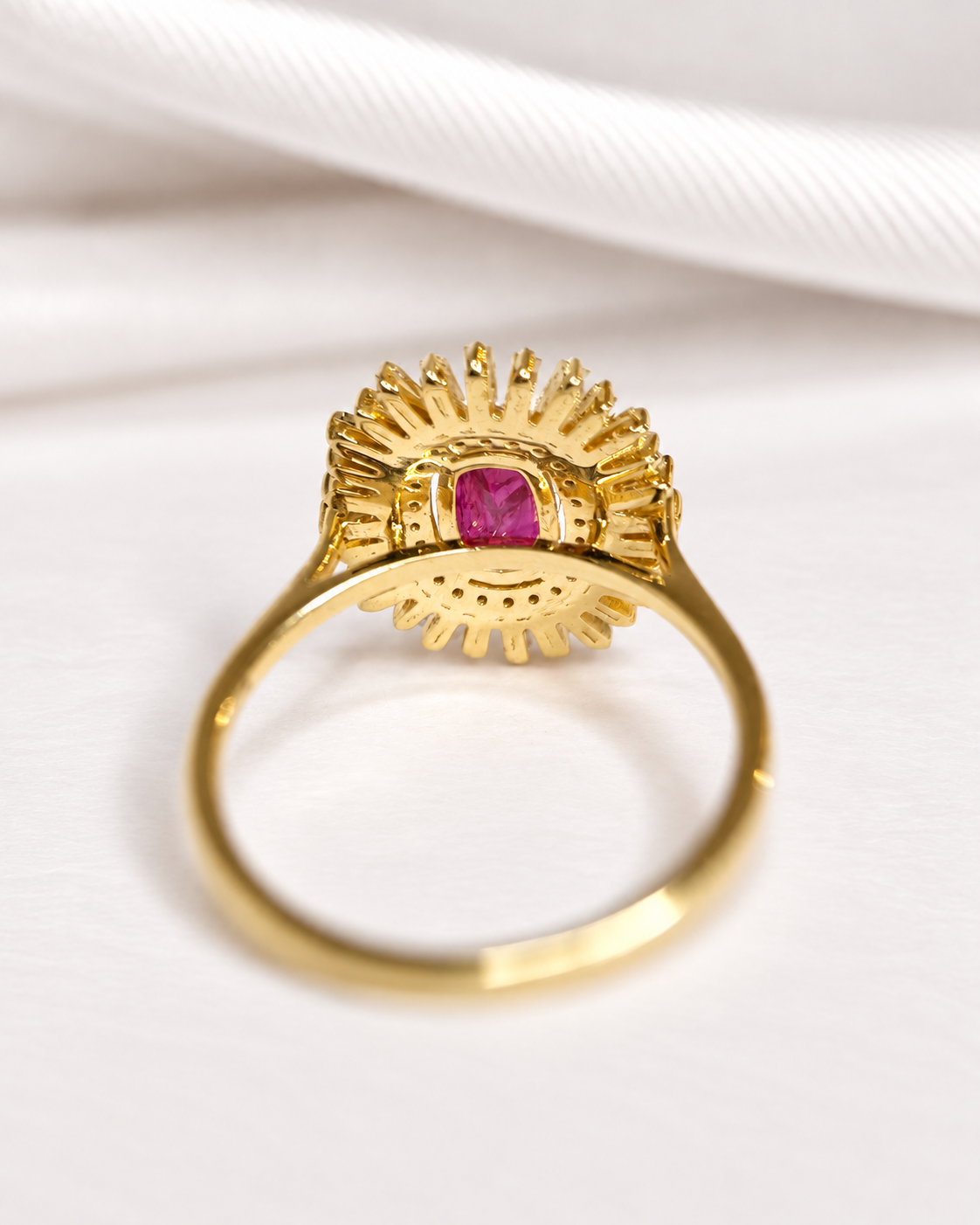 Anillo margarita de rubí mozambiqueño de 0.82 quilates y diamantes de 0.63 quilates "Biena"