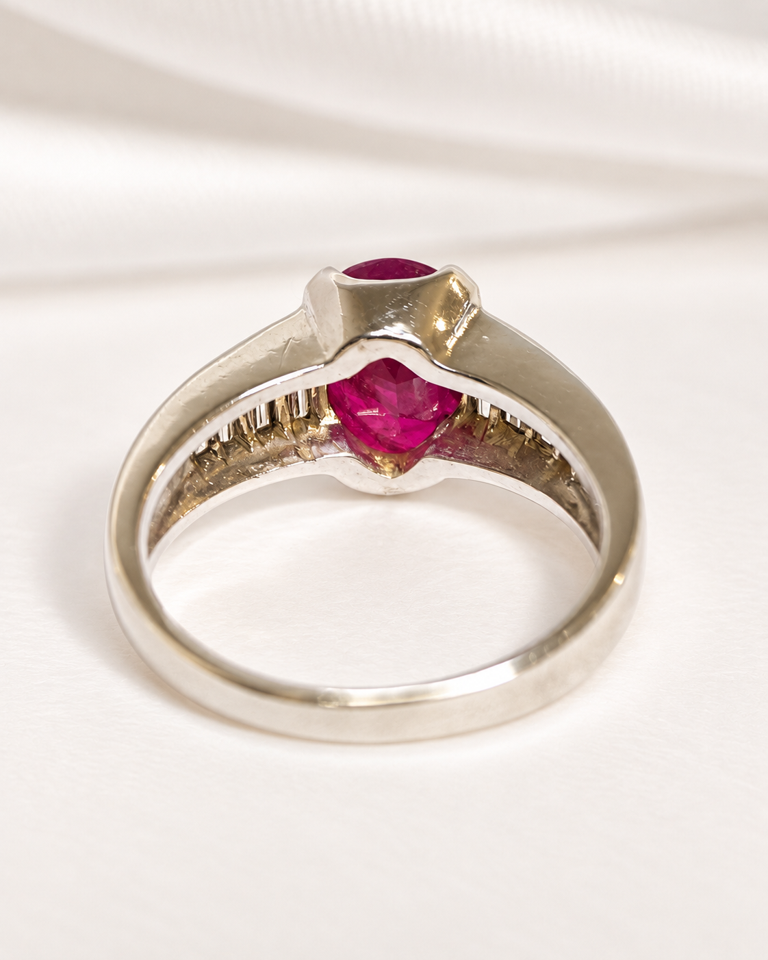 Anillo tipo alianza de rubí de 2.91 quilates y diamantes baguette, 6.3g «Carmine»
