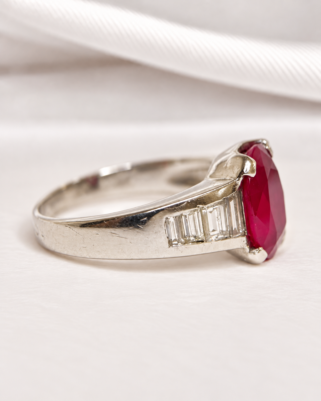 Anillo tipo alianza de rubí de 2.91 quilates y diamantes baguette, 6.3g «Carmine»