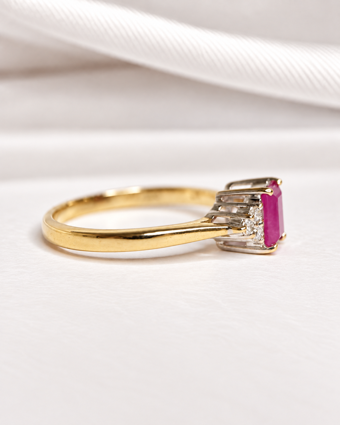 Anillo trilogía de rubí de 0.70 quilates y diamantes "Virginia"