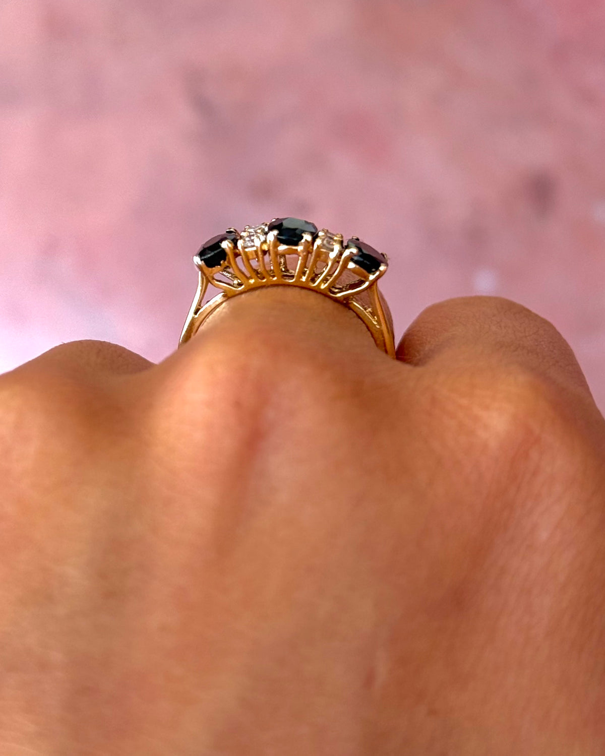 Anillo rivière de zafiros de 2 quilates y diamantes de 0.24 quilates «Maude»