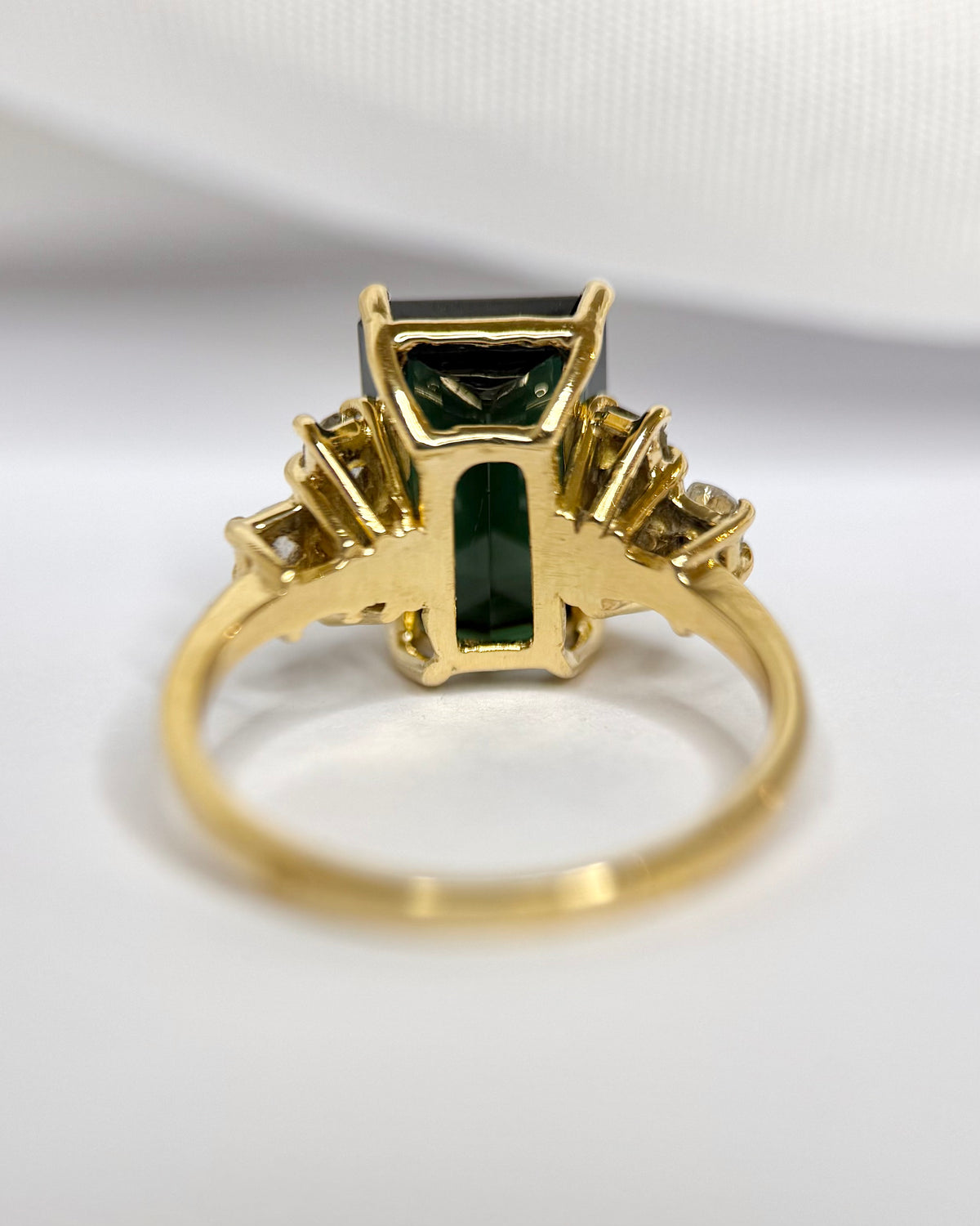 Anillo cóctel trilogía de turmalina de 4.20 quilates y diamantes de 0.54 quilates «Linda»
