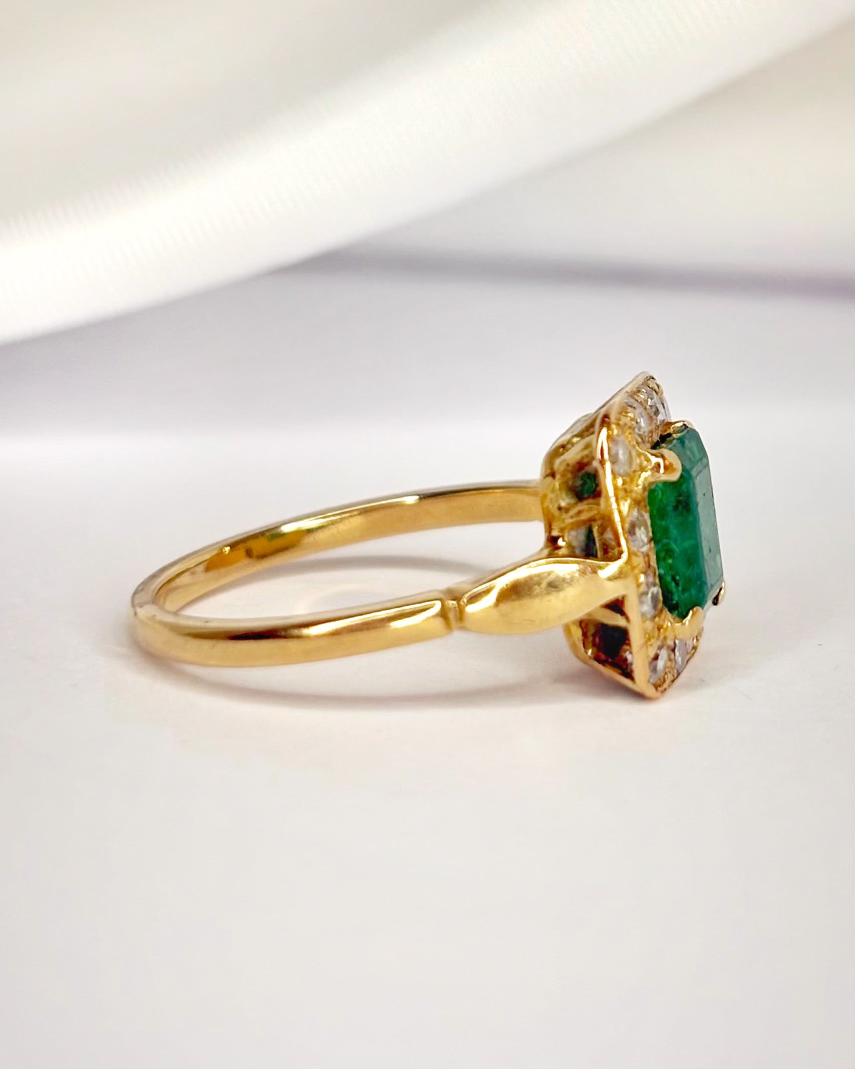 Anillo estilo Art Déco con esmeralda de 1 quilate y diamantes de 0,24 quilates "Charlène"