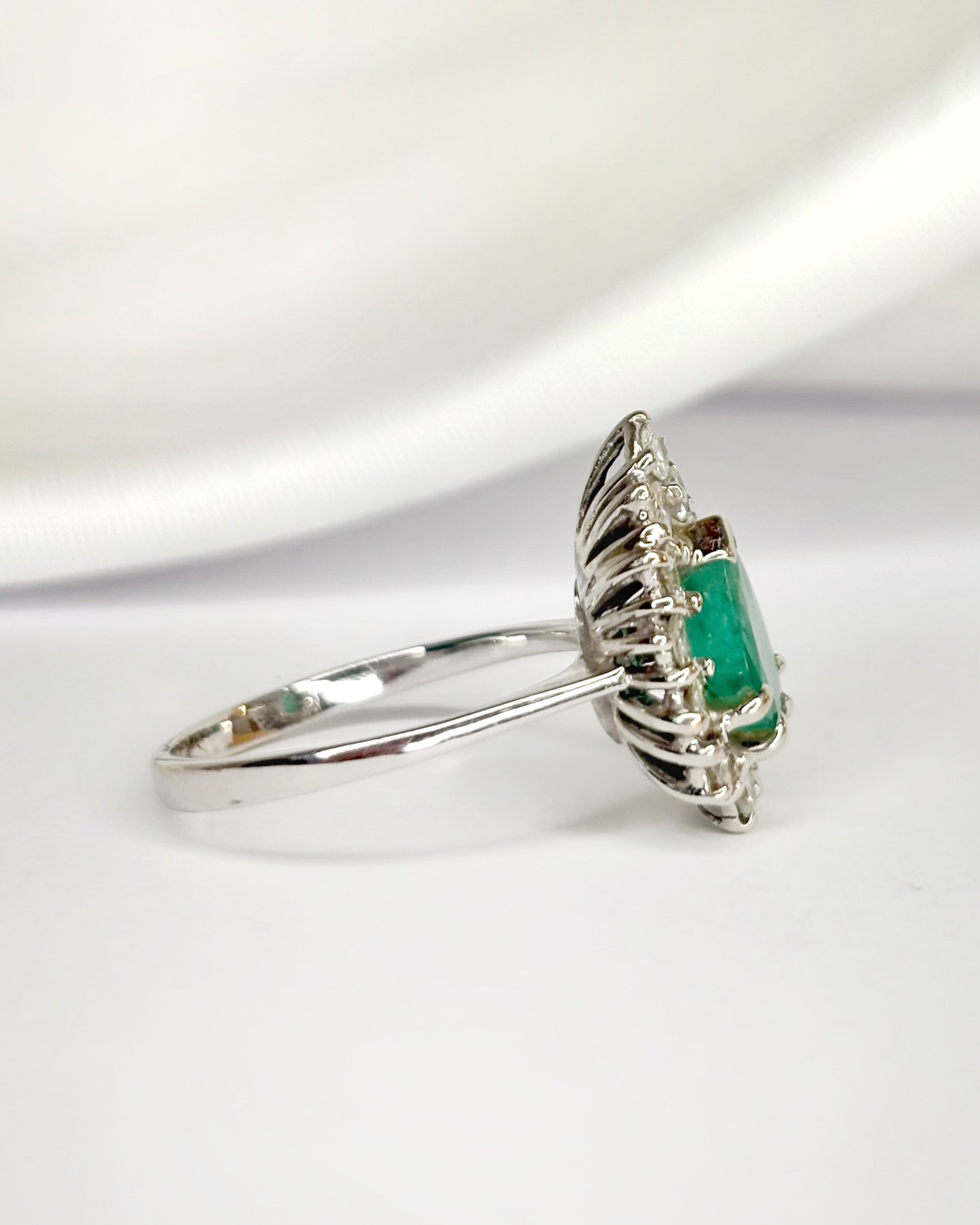 Anillo Marguerite Pera Esmeralda 0,95 quilates y Diamantes 0,65 quilates "Ylayia"