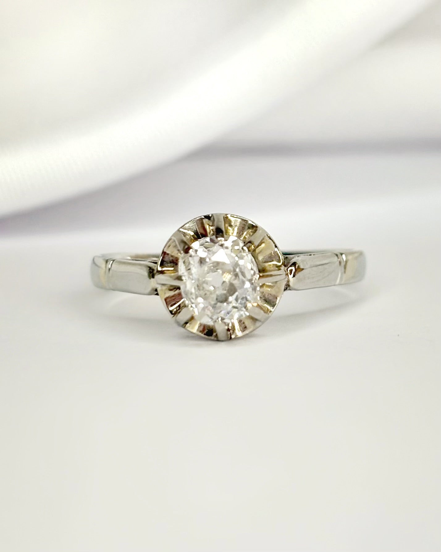 Anillo solitario Art Déco con diamante de 0,65 quilates "Laurence"