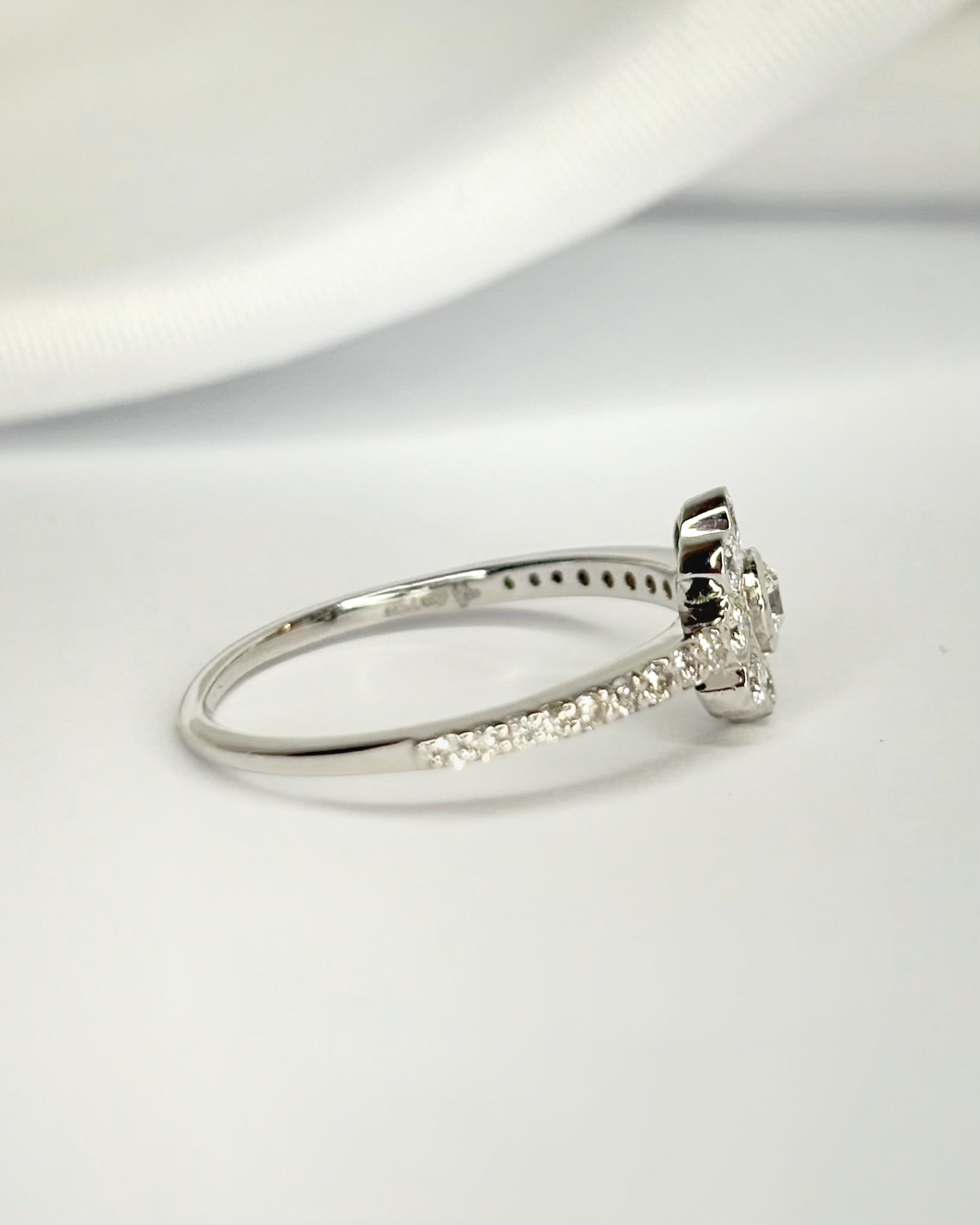 Anillo Flor con Diamantes 0,47 quilates "Anissa"