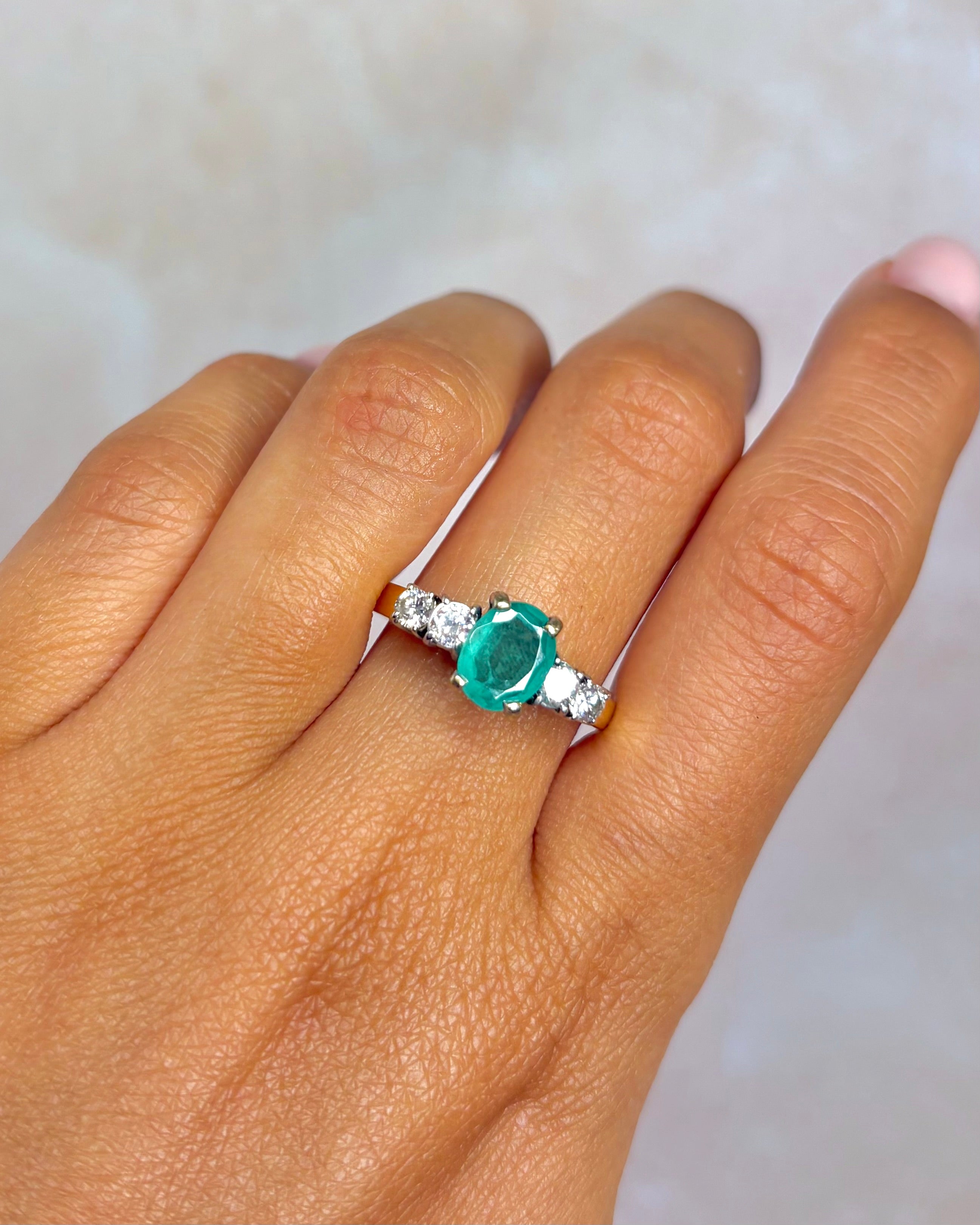Anillo Trilogía Esmeralda 1.27 quilates y Diamantes 0.36 quilates "Manon"