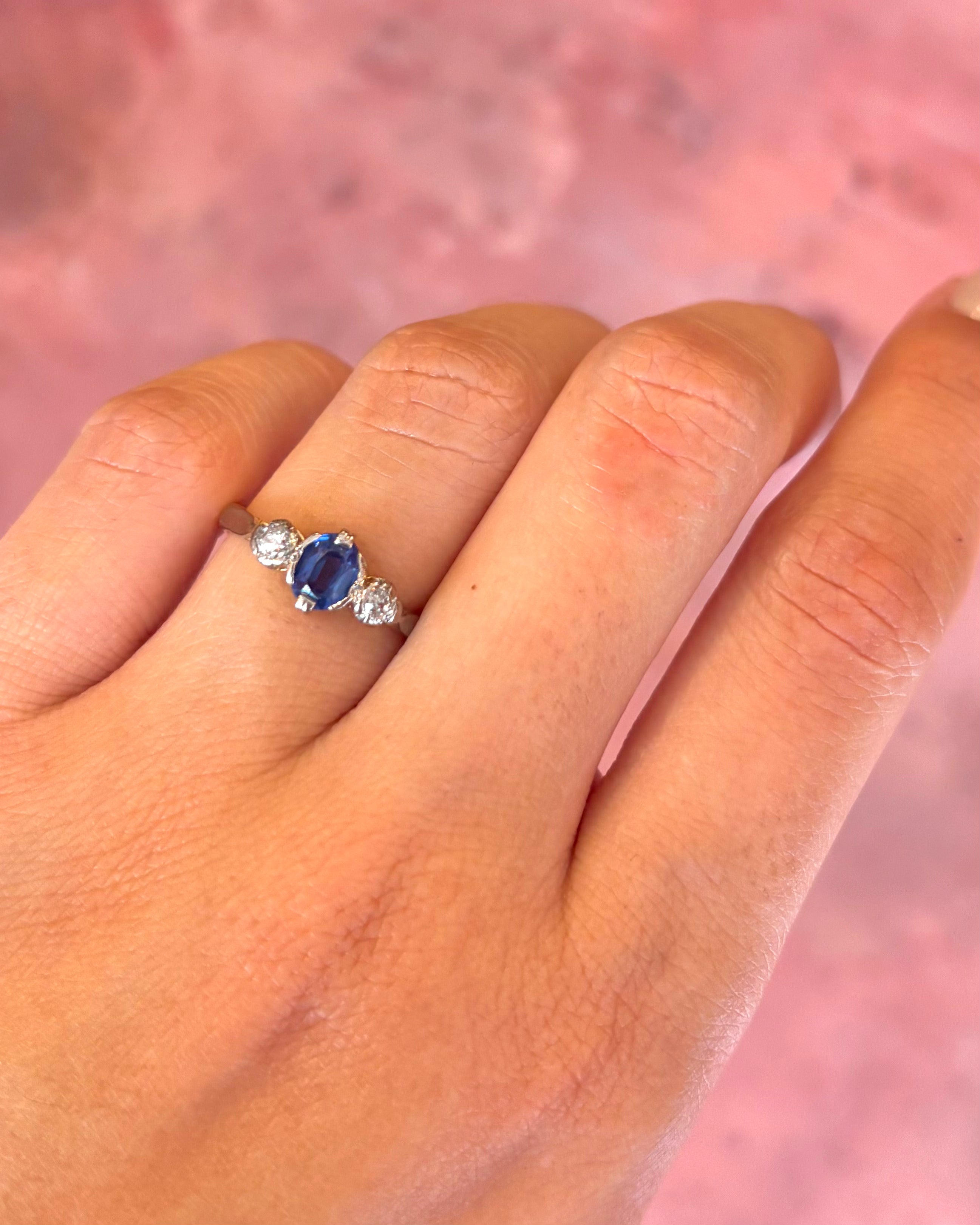 Anillo trilogía de zafiro de 0,55 quilates y diamantes «Surya»