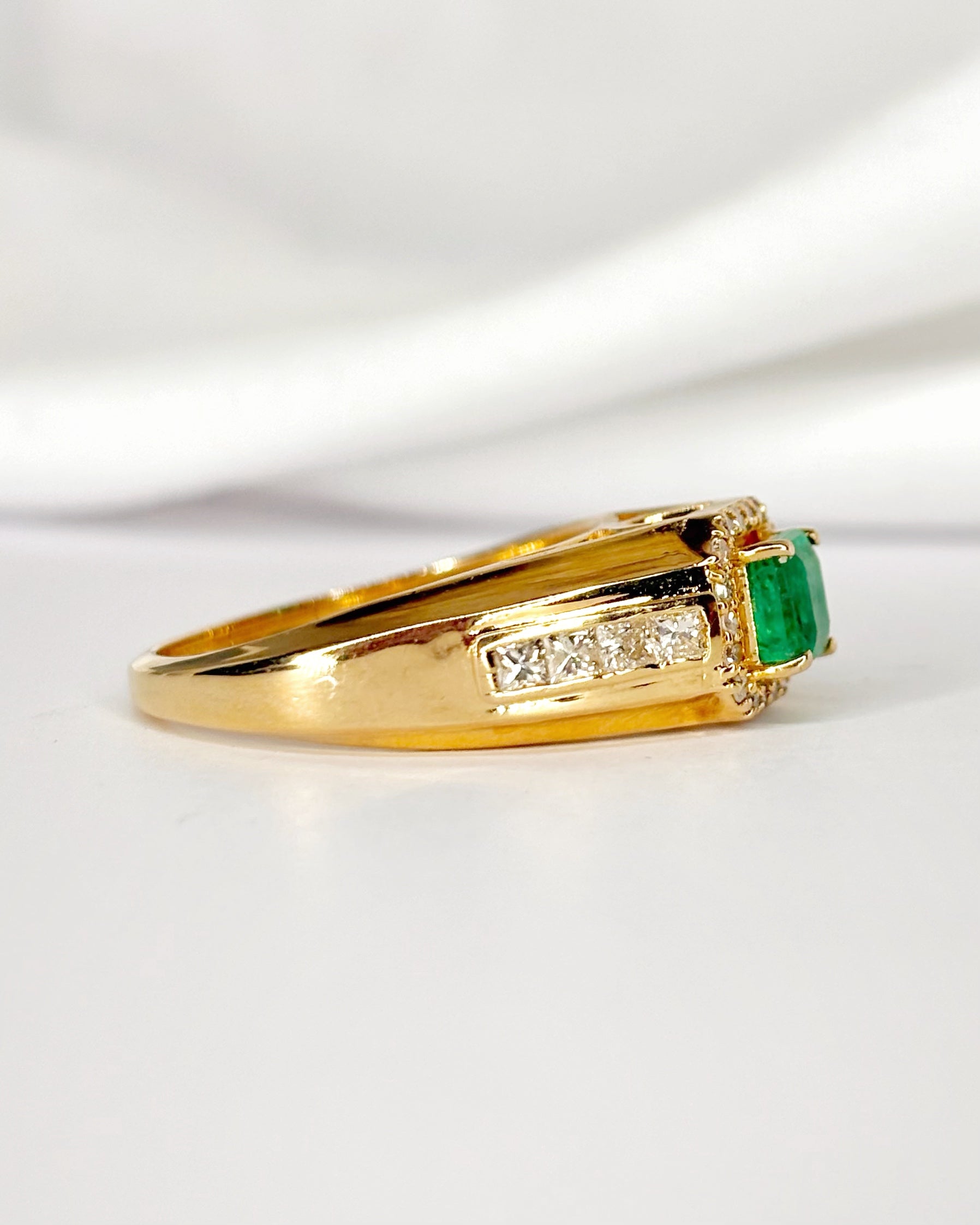 Anillo rígido con esmeralda de 0,62 quilates y 26 diamantes "Tatiana"