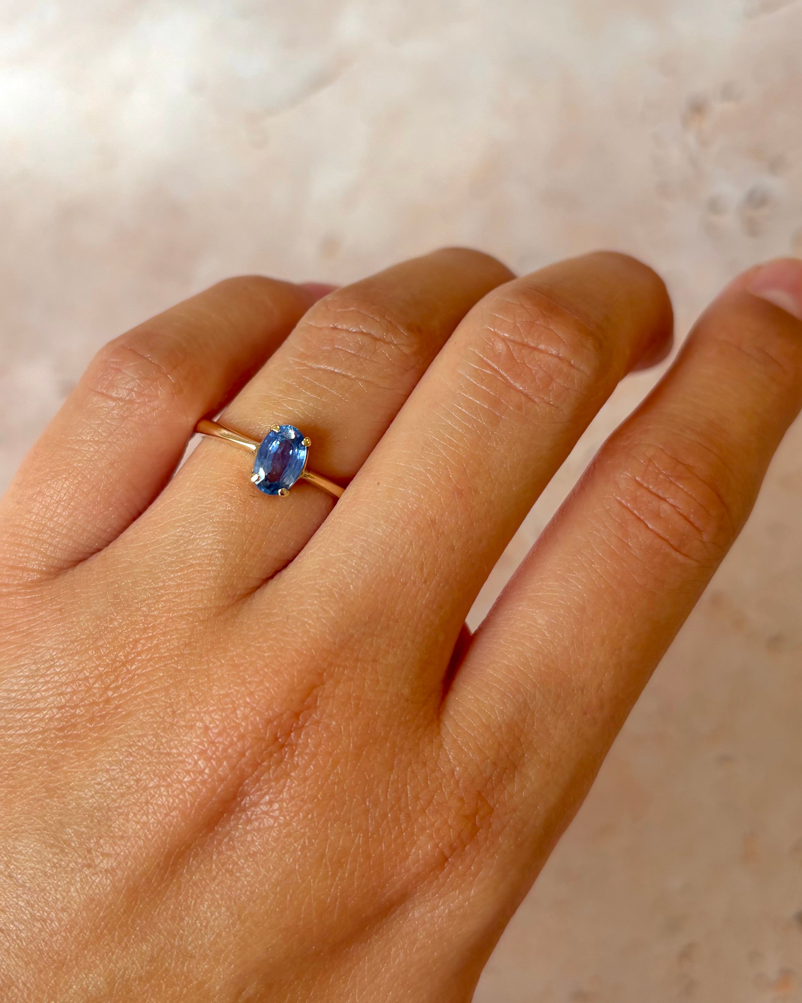 Anillo solitario con zafiro de 0,80 quilates "Flore"