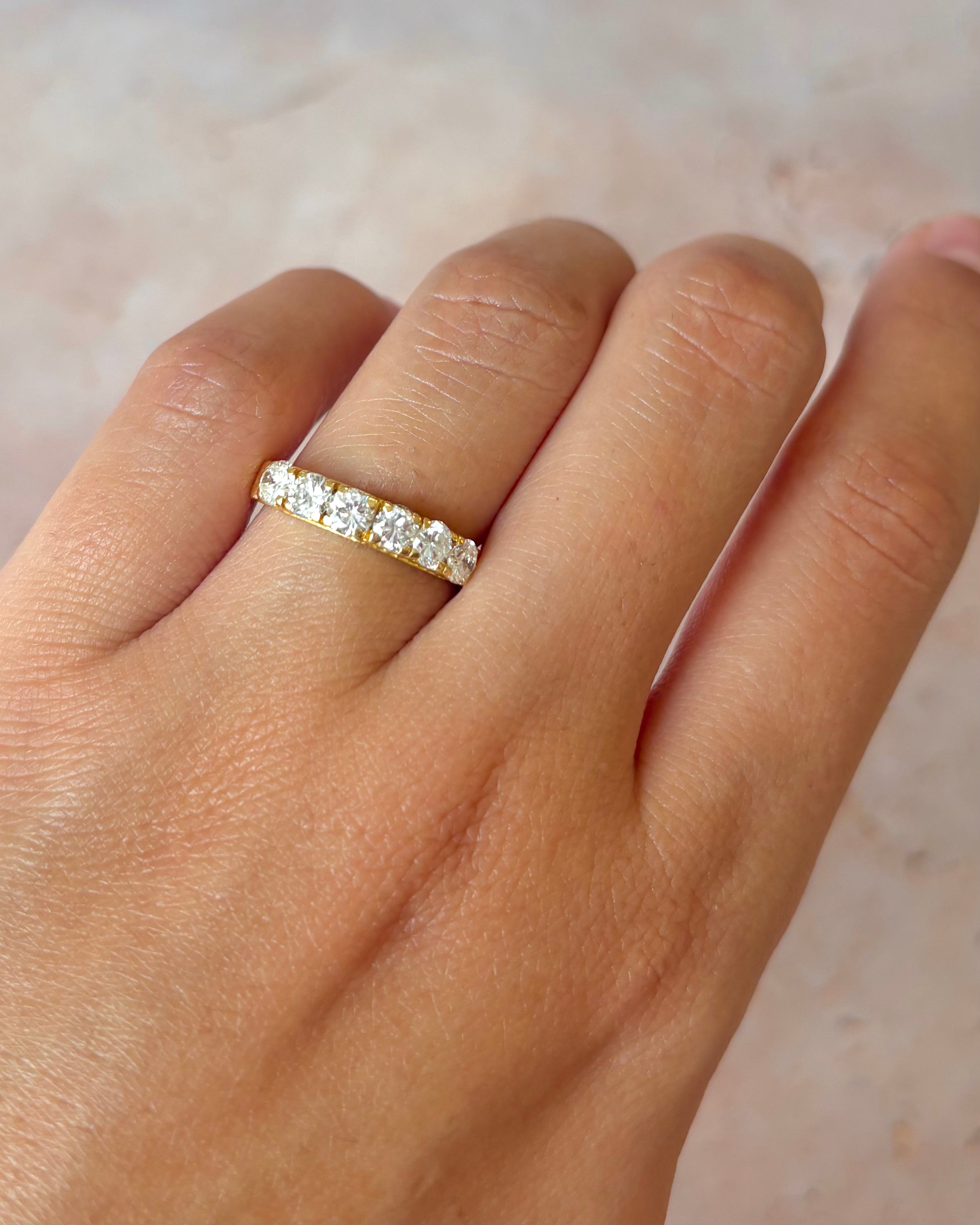 Media alianza con diamantes 0,90 quilates 3,4 mm "Claire"