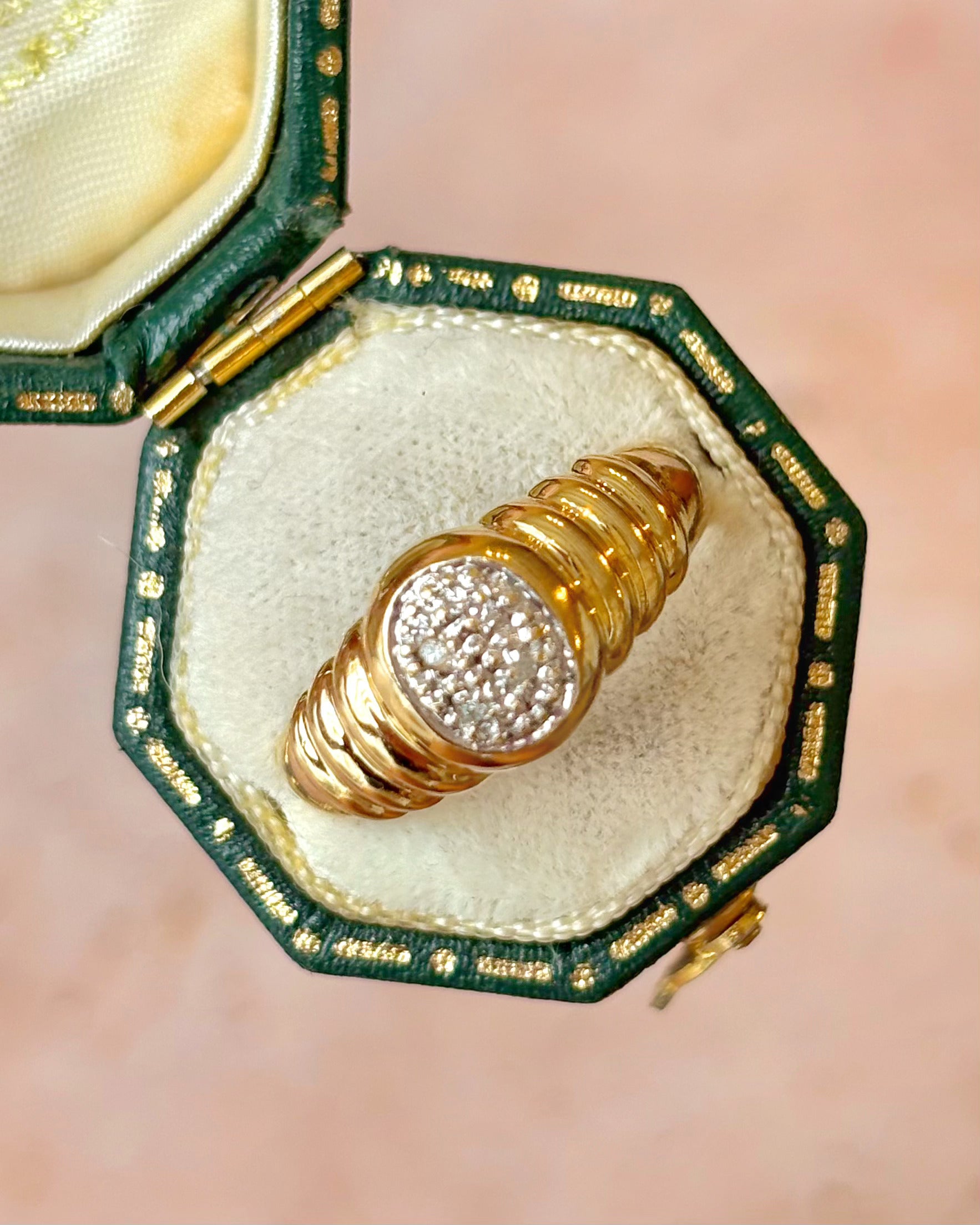 Anillo rígido con diamantes "Sara"