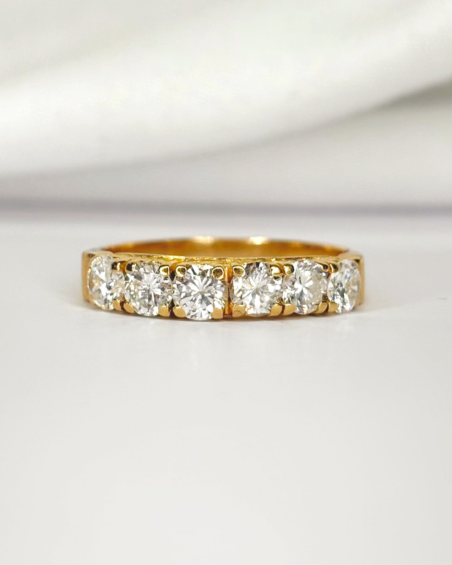 Media alianza con diamantes 0,90 quilates 3,4 mm "Claire"