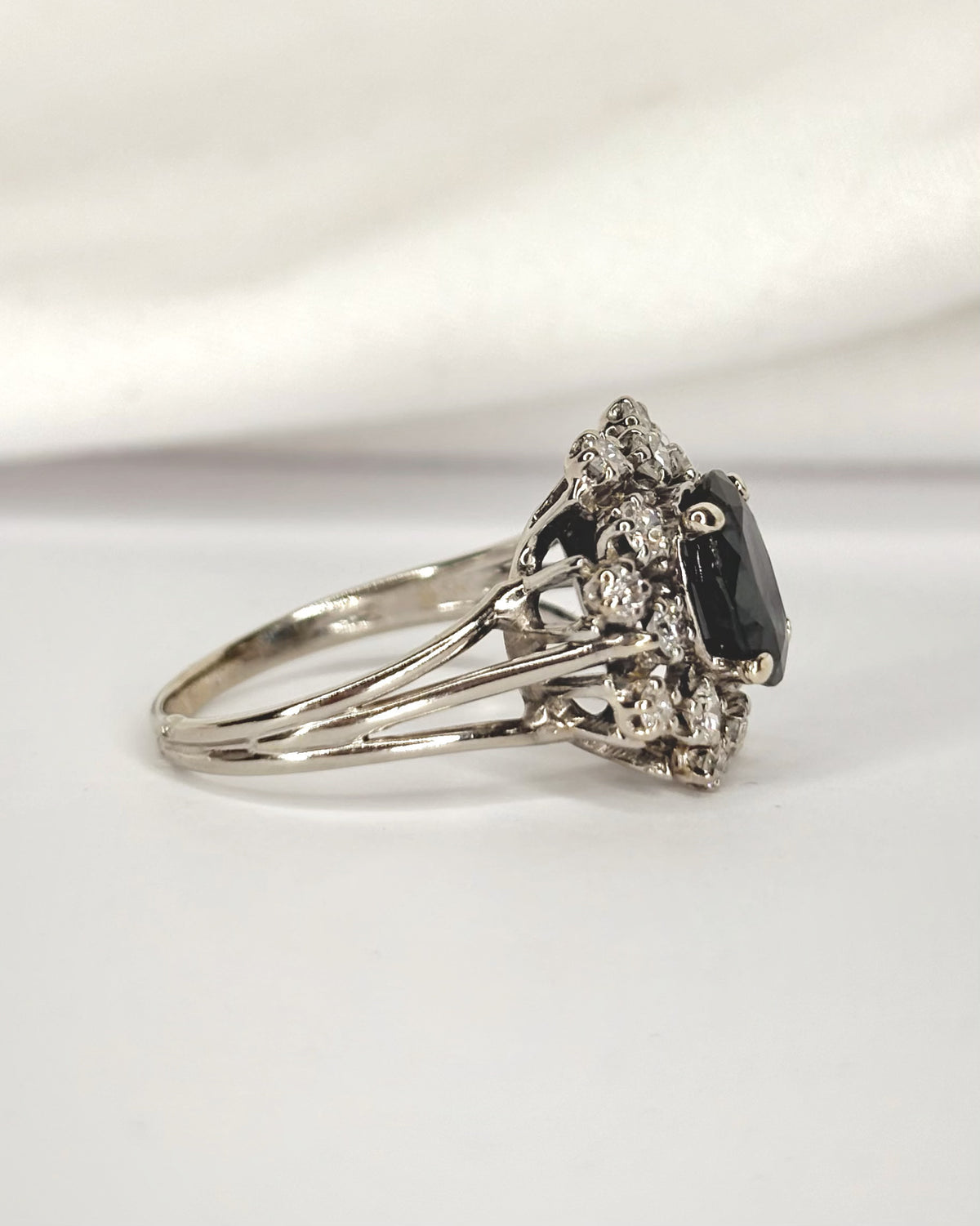 Bague Marguerite Saphir 1.65 carat & Diamants 0.40 carat "Camille"