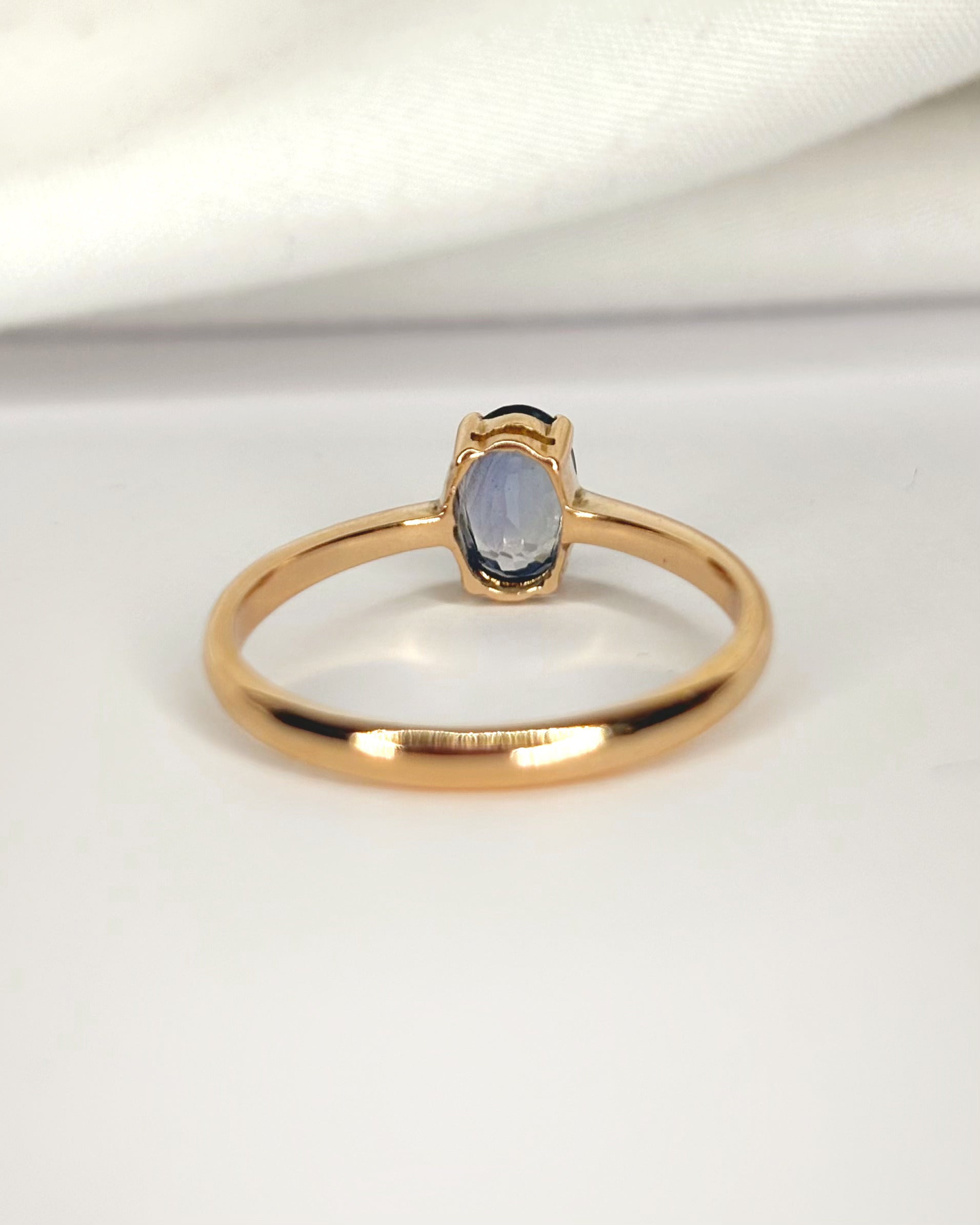 Anillo solitario con zafiro de 0,80 quilates "Flore"