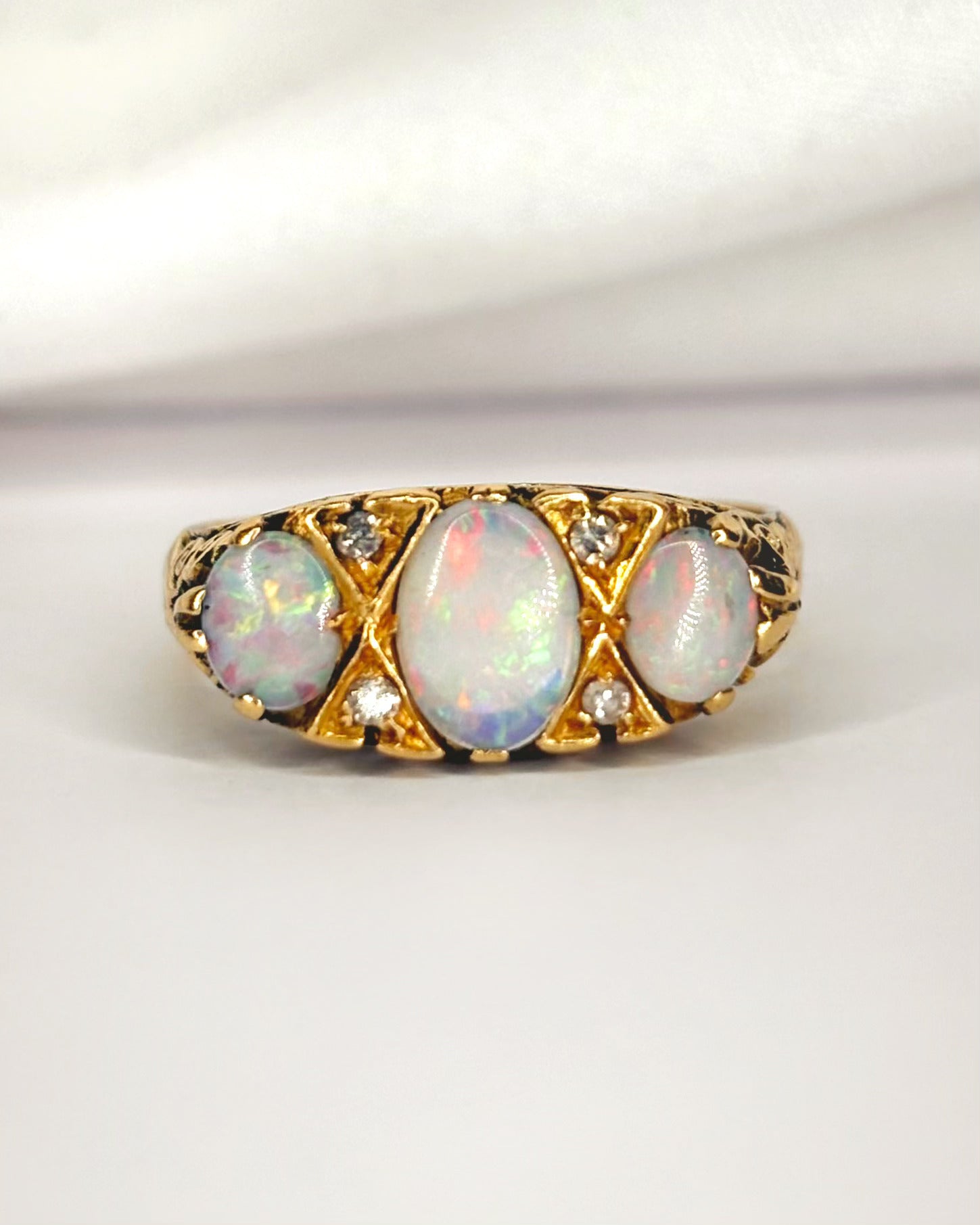 Anillo Trilogía Opales 0,52 quilates y diamantes "Flamine"