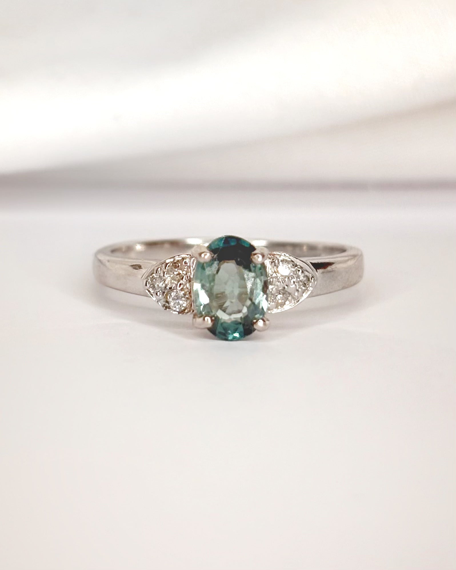 Anillo Trilogía Topacio Azul 0,73 quilates y Diamantes "Ciruela"