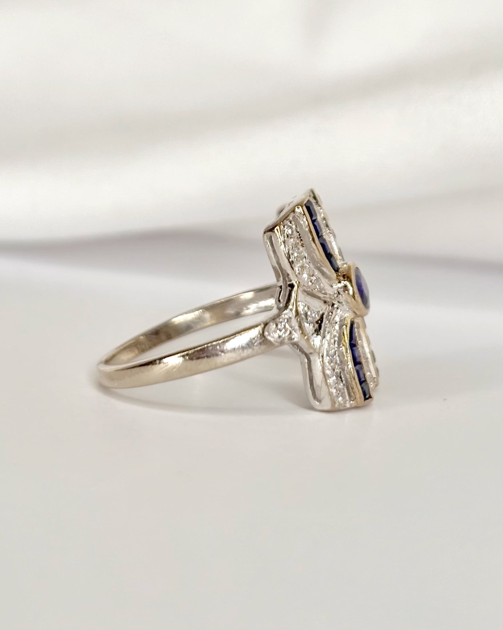 Anillo Art Déco de zafiros de 0,86 quilates y diamantes de 0,20 quilates «Marylin»