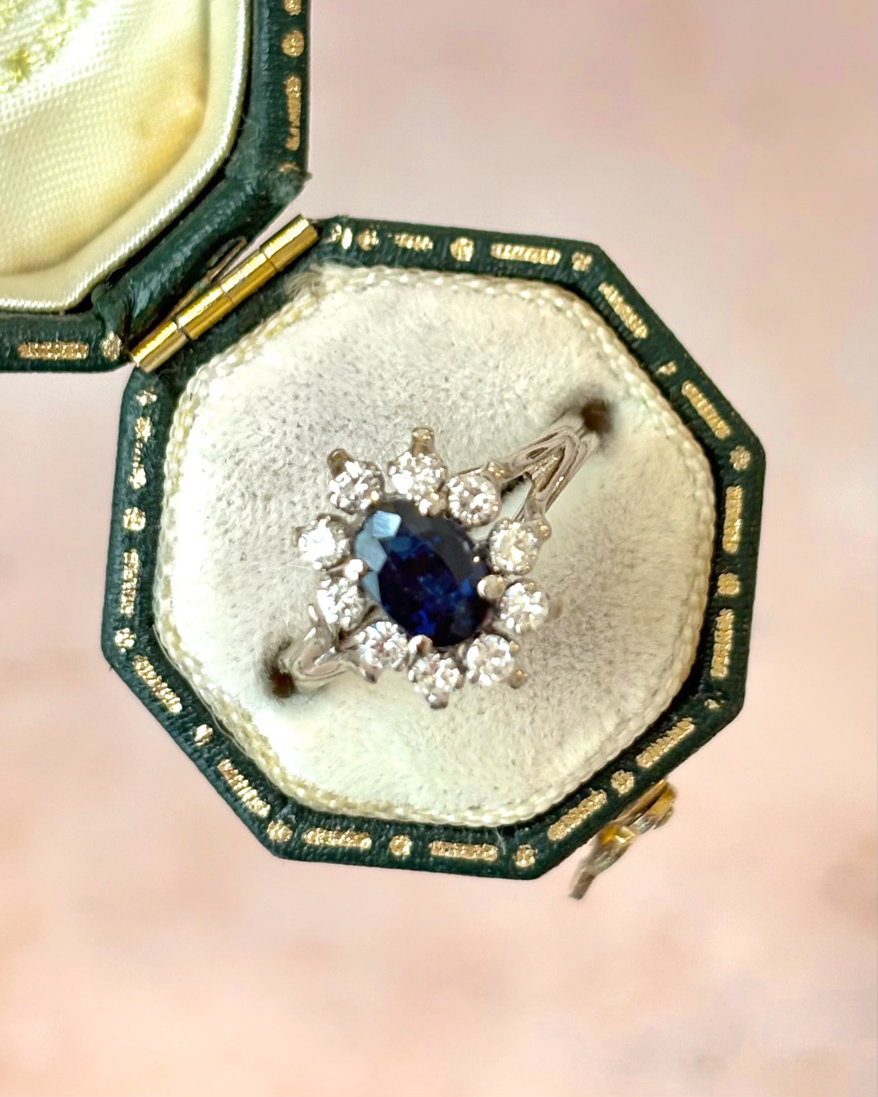 Anillo Margarita de zafiro de 1.18 quilates y diamantes de 0.30 quilates «Brigitte»