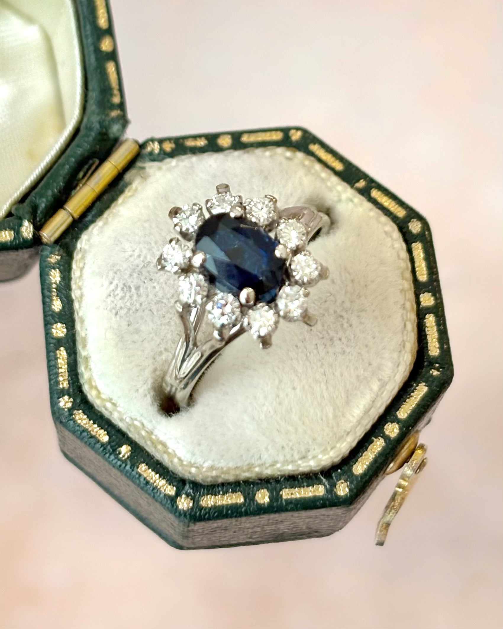 Anillo Margarita de zafiro de 1.18 quilates y diamantes de 0.30 quilates «Brigitte»