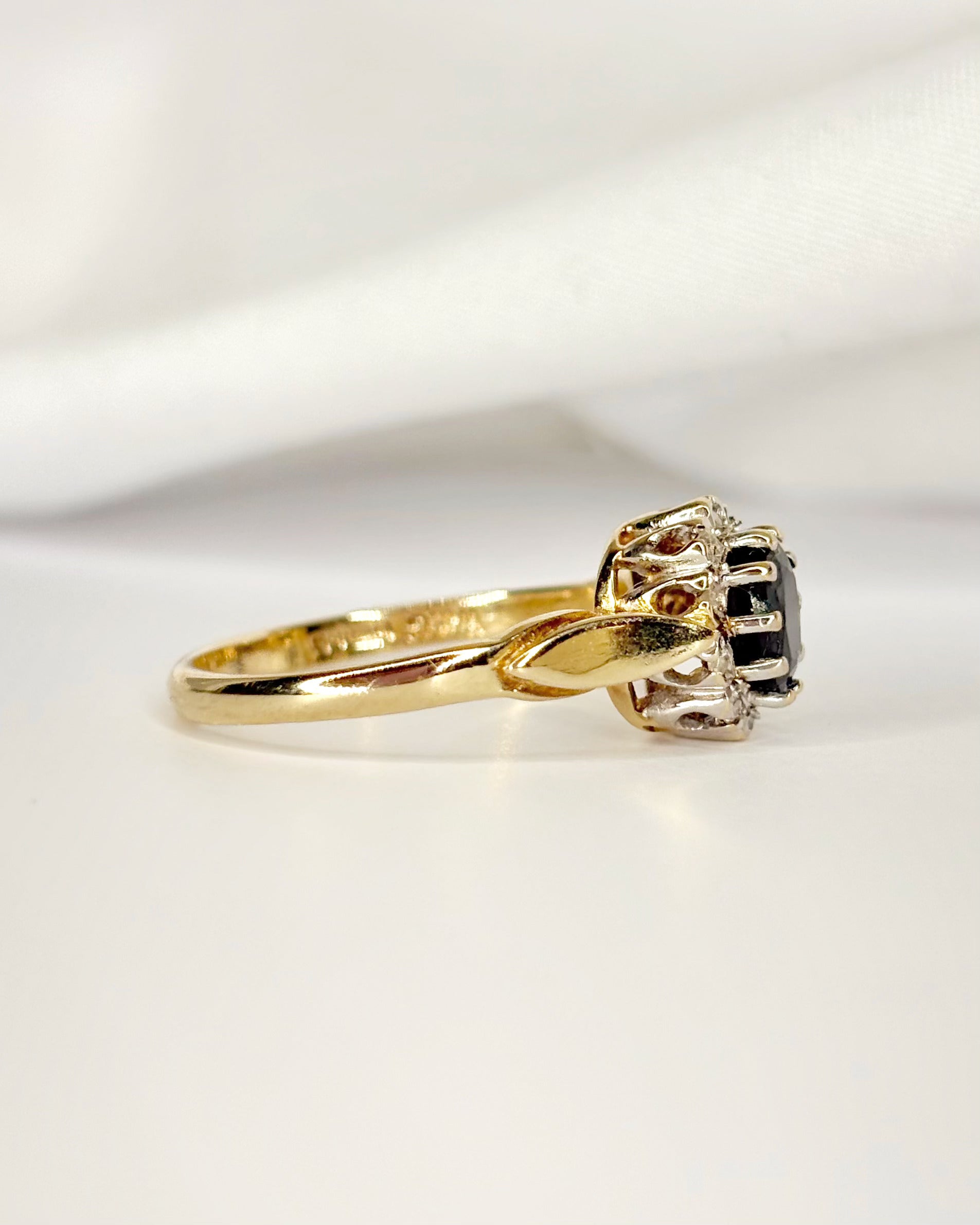 Marguerite Ring Sapphire 0.70 Carat & Diamonds "Chloé"