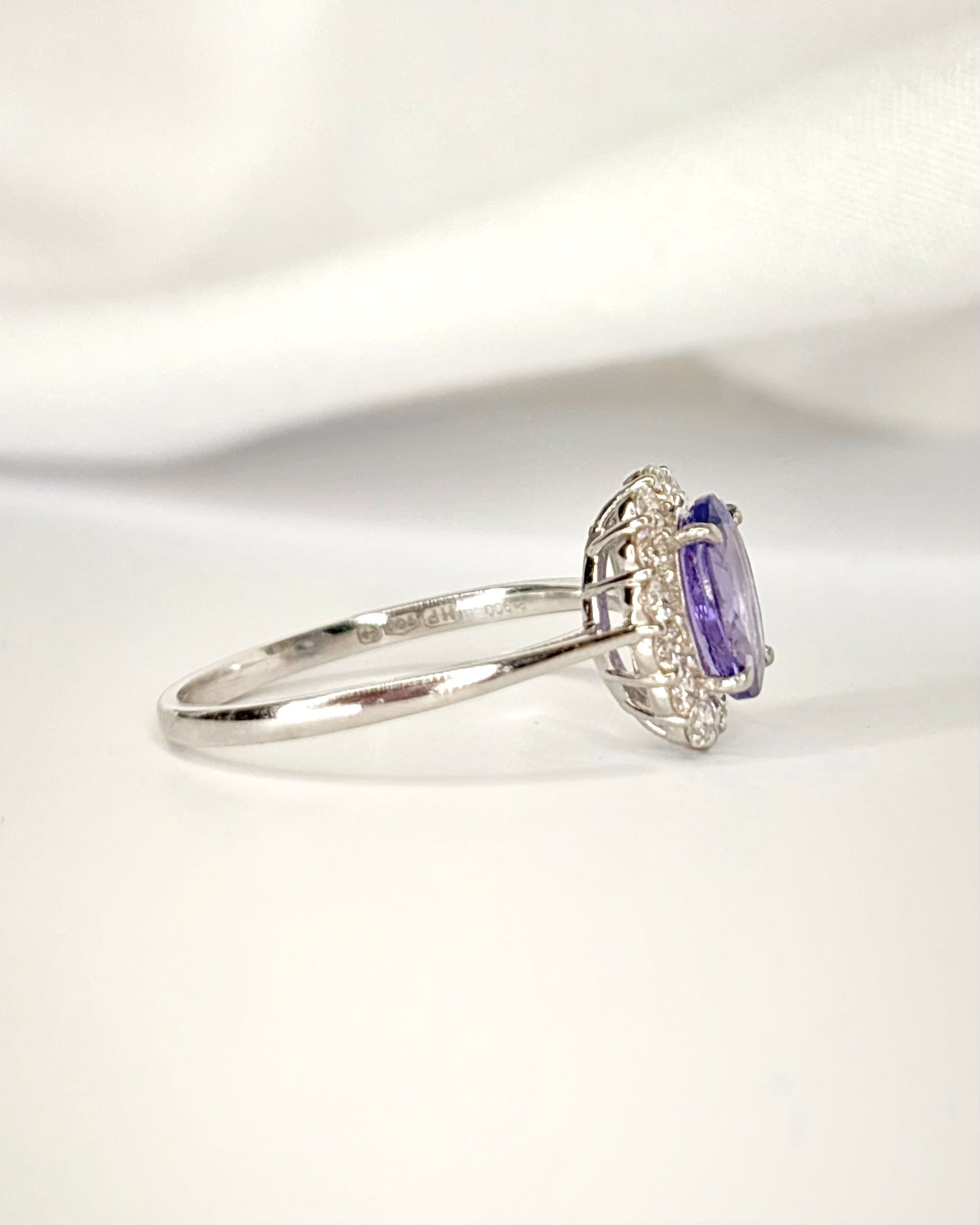 Marguerite Ring Tanzanite 0.93 carat & Diamonds 0.31 carat "Haria"