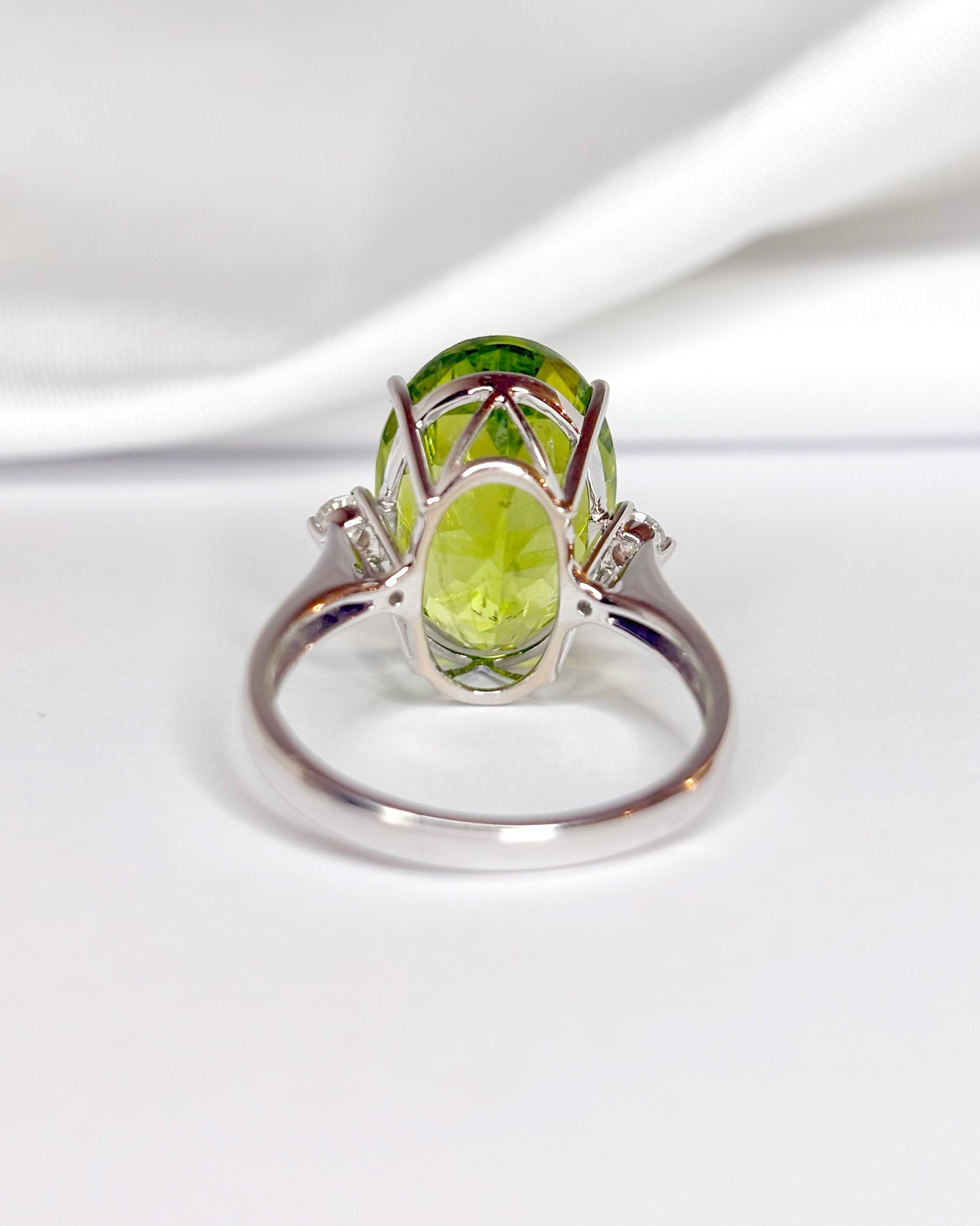 Bague Trilogie Péridot 10.85 carats & Diamants "Agnes"
